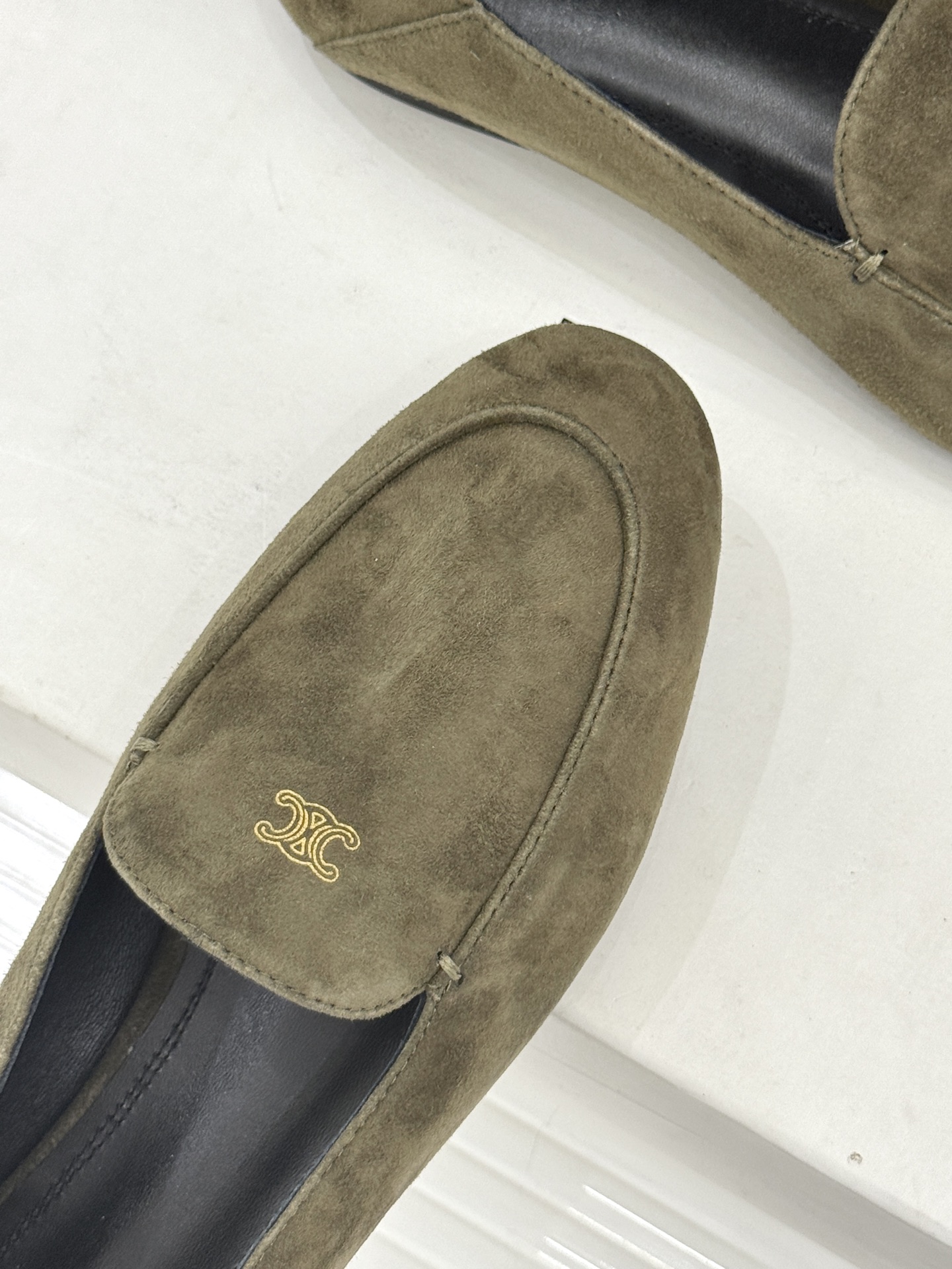 Celine/赛琳26WF新品凯旋门踩跟乐福鞋当巴黎左岸的慵懒腔调碰撞随性风潮这双乐福鞋以经典鞋型为骨 