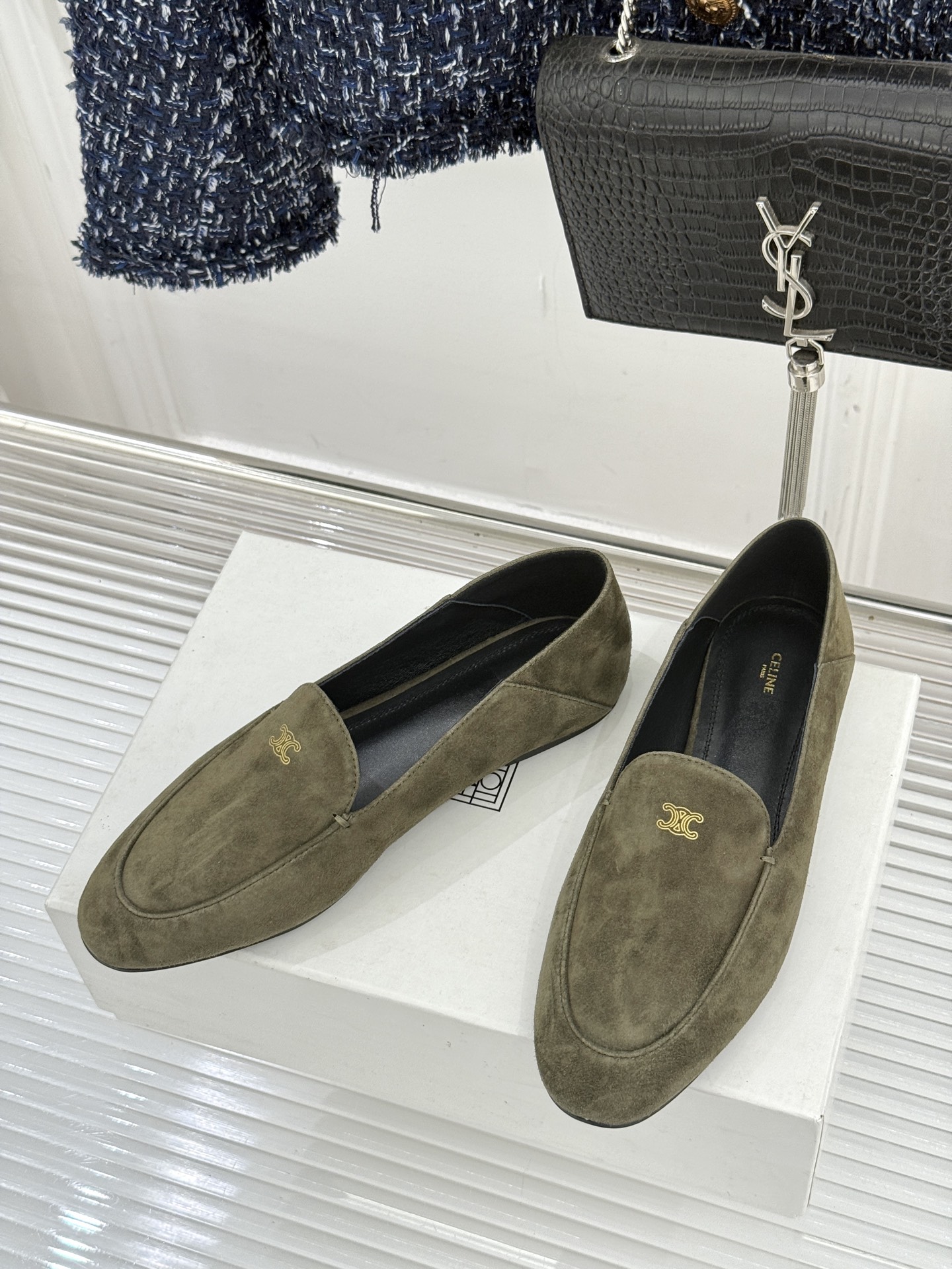 Celine/赛琳26WF新品凯旋门踩跟乐福鞋当巴黎左岸的慵懒腔调碰撞随性风潮这双乐福鞋以经典鞋型为骨 