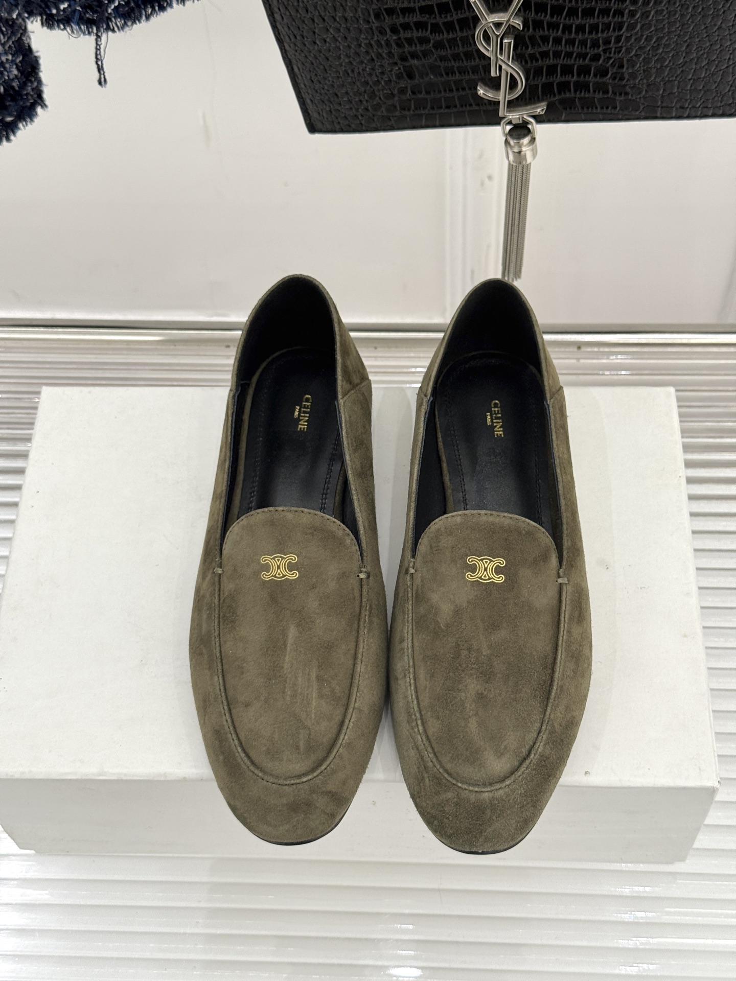 Celine/赛琳26WF新品凯旋门踩跟乐福鞋当巴黎左岸的慵懒腔调碰撞随性风潮这双乐福鞋以经典鞋型为骨 