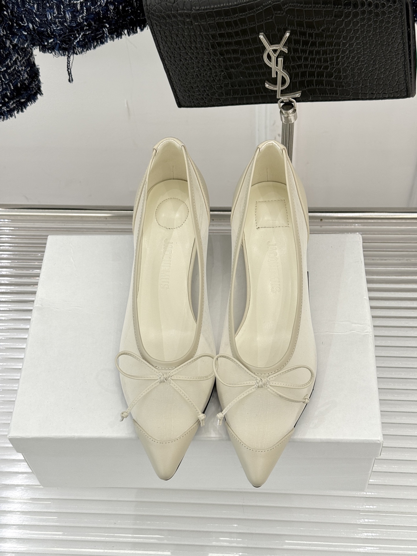 Jacquemus25WF新品网纱蝴蝶结尖头猫跟单鞋高跟鞋以极简线条勾勒法式浪漫让每一步都带着南法阳光的