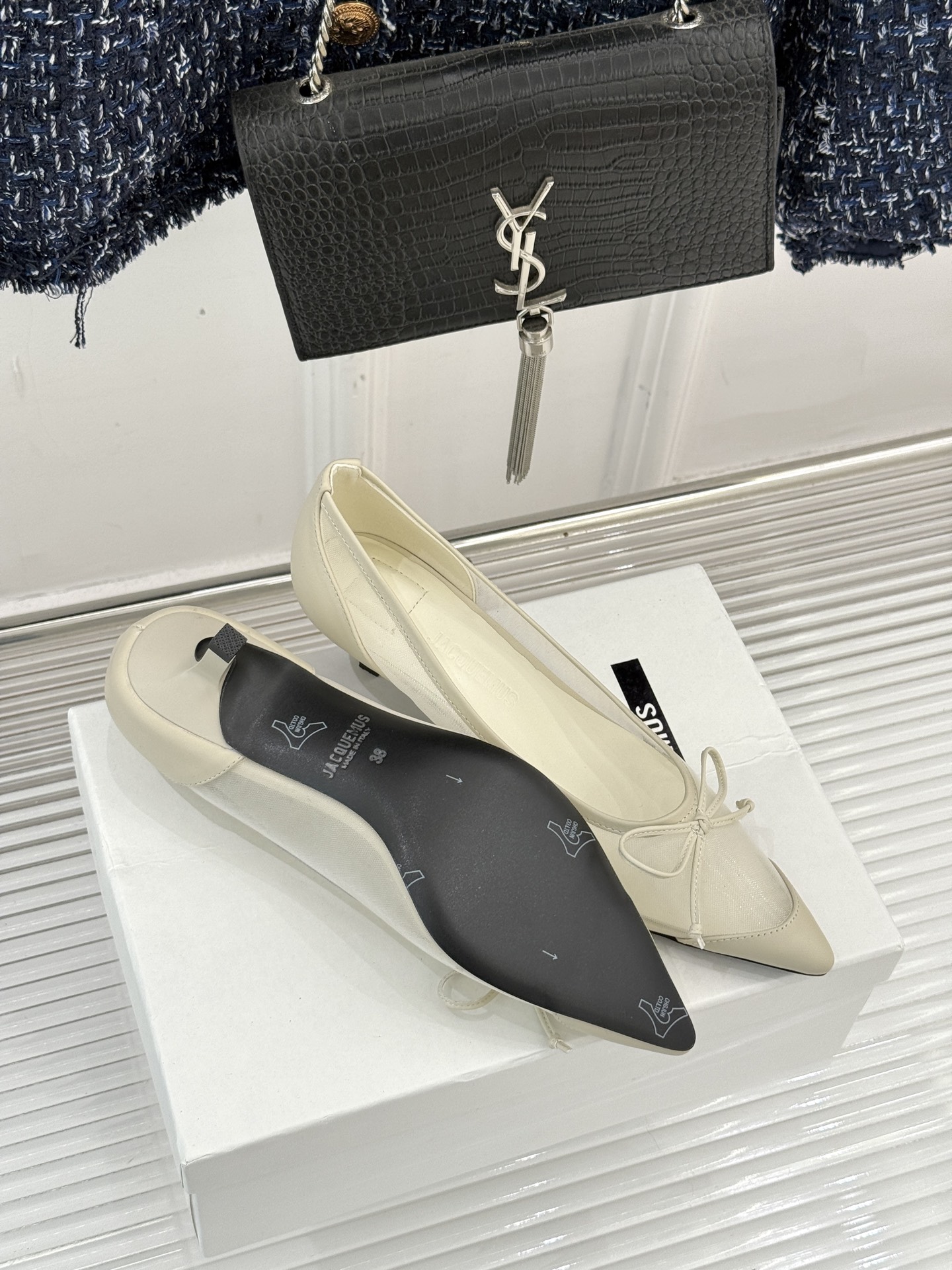 Jacquemus25WF新品网纱蝴蝶结尖头猫跟单鞋高跟鞋以极简线条勾勒法式浪漫让每一步都带着南法阳光的