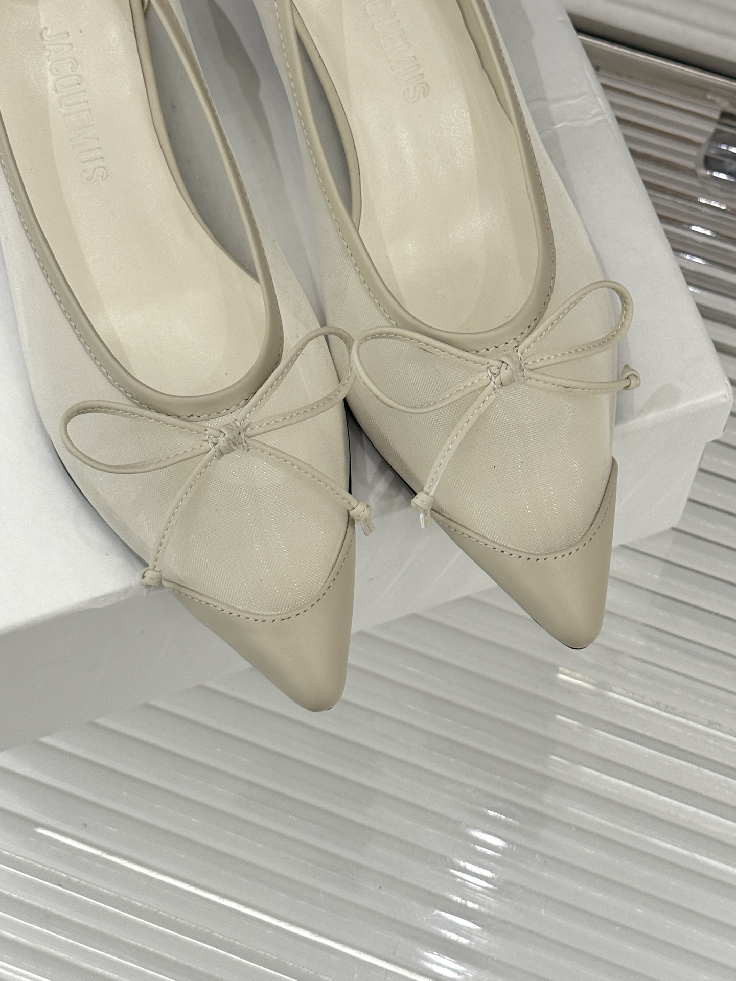 Jacquemus25WF新品网纱蝴蝶结尖头猫跟单鞋高跟鞋以极简线条勾勒法式浪漫让每一步都带着南法阳光的