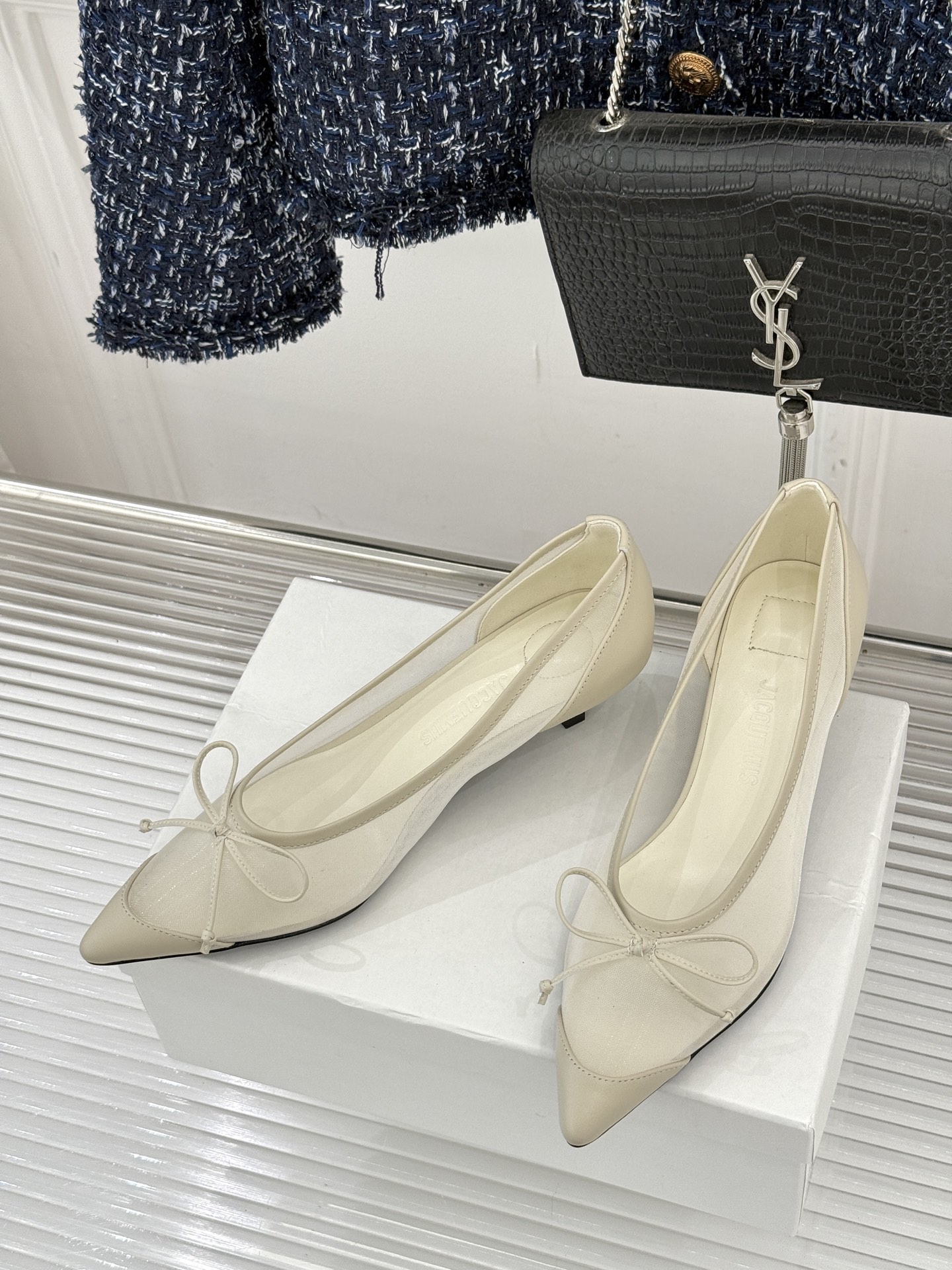 Jacquemus25WF新品网纱蝴蝶结尖头猫跟单鞋高跟鞋以极简线条勾勒法式浪漫让每一步都带着南法阳光的