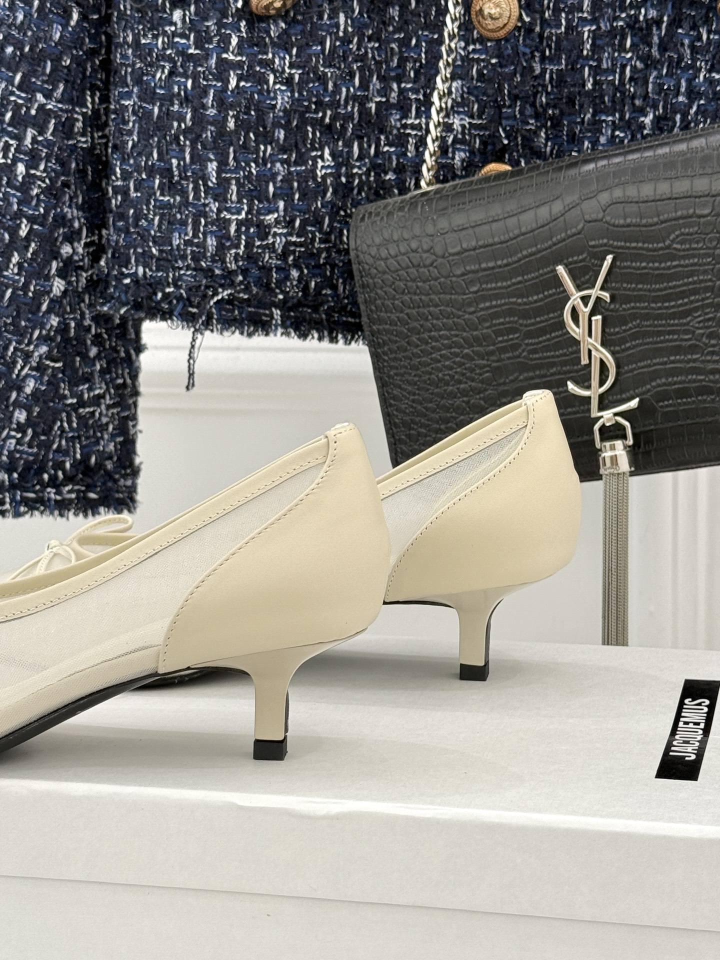 Jacquemus25WF新品网纱蝴蝶结尖头猫跟单鞋高跟鞋以极简线条勾勒法式浪漫让每一步都带着南法阳光的