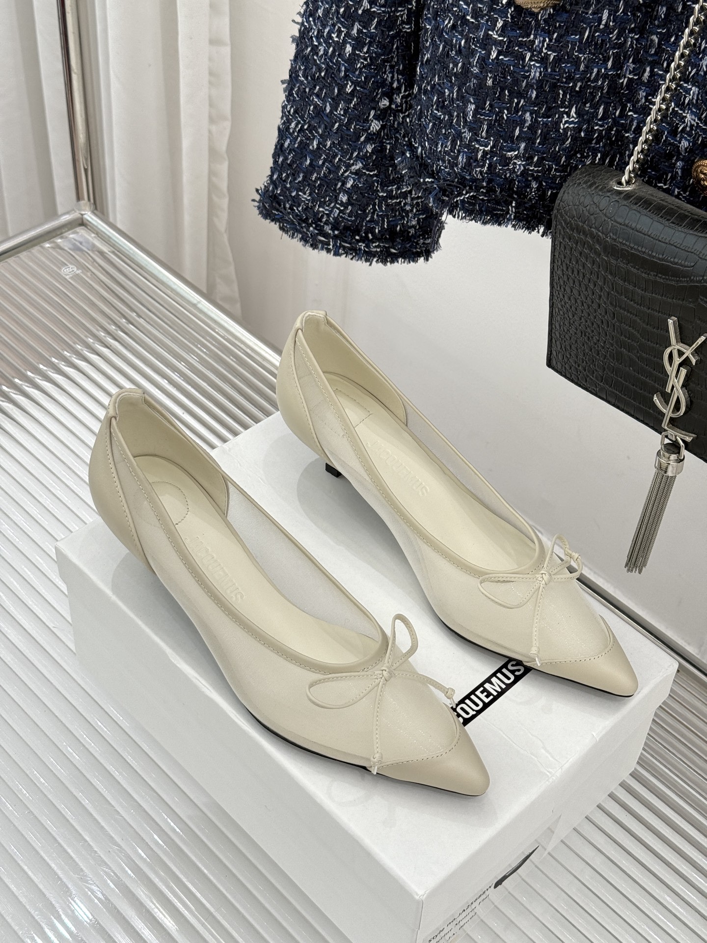 Jacquemus25WF新品网纱蝴蝶结尖头猫跟单鞋高跟鞋以极简线条勾勒法式浪漫让每一步都带着南法阳光的