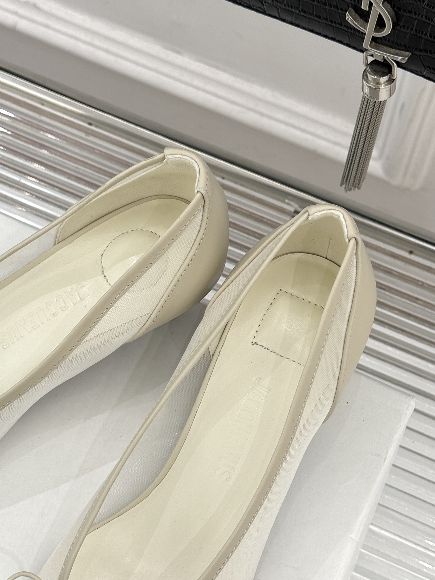 Jacquemus25WF新品网纱蝴蝶结尖头猫跟单鞋高跟鞋以极简线条勾勒法式浪漫让每一步都带着南法阳光的