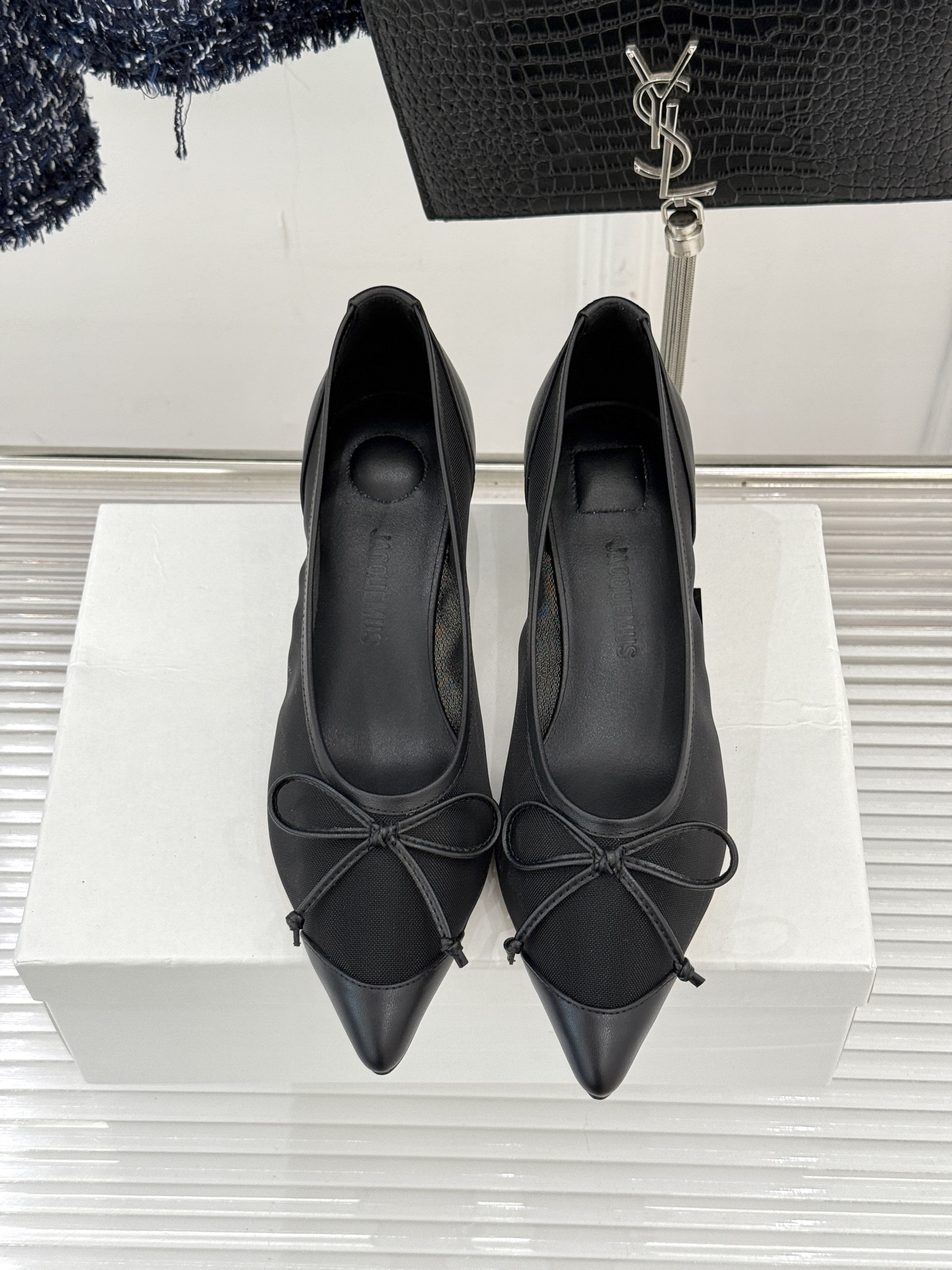 Jacquemus25WF新品网纱蝴蝶结尖头猫跟单鞋高跟鞋以极简线条勾勒法式浪漫让每一步都带着南法阳光的