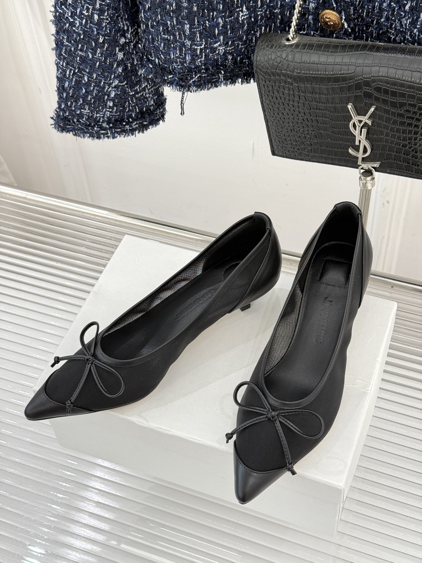 Jacquemus25WF新品网纱蝴蝶结尖头猫跟单鞋高跟鞋以极简线条勾勒法式浪漫让每一步都带着南法阳光的