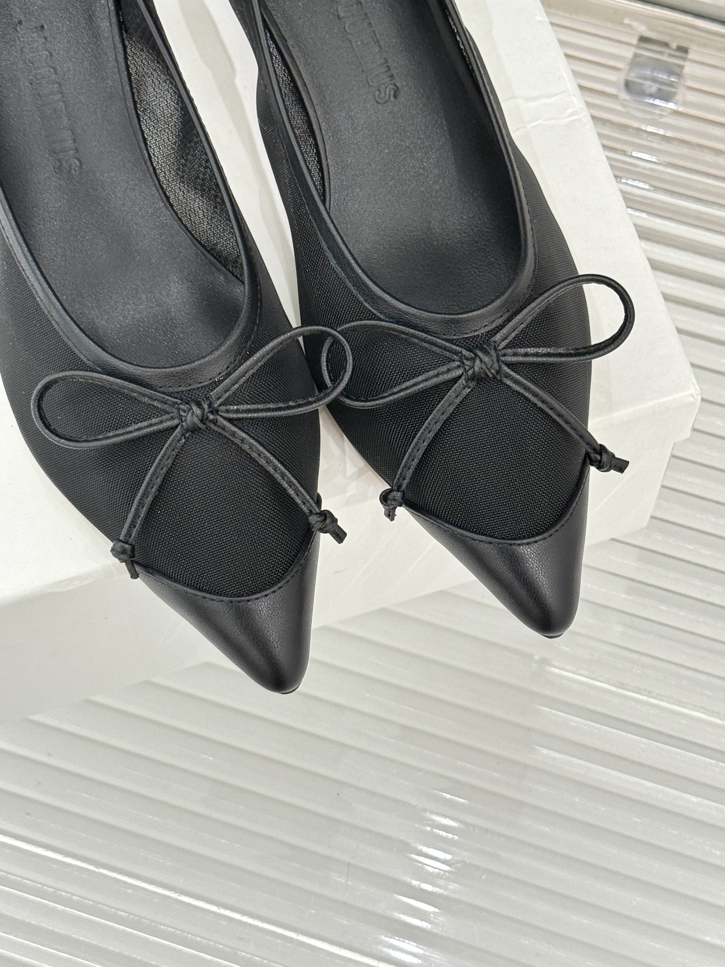 Jacquemus25WF新品网纱蝴蝶结尖头猫跟单鞋高跟鞋以极简线条勾勒法式浪漫让每一步都带着南法阳光的