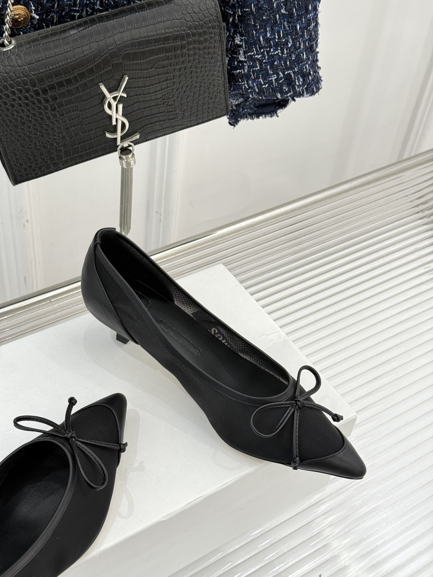 Jacquemus25WF新品网纱蝴蝶结尖头猫跟单鞋高跟鞋以极简线条勾勒法式浪漫让每一步都带着南法阳光的