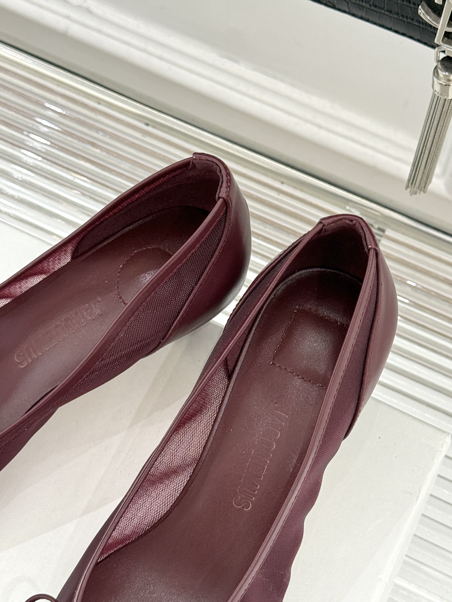 Jacquemus25WF新品网纱蝴蝶结尖头猫跟单鞋高跟鞋以极简线条勾勒法式浪漫让每一步都带着南法阳光的