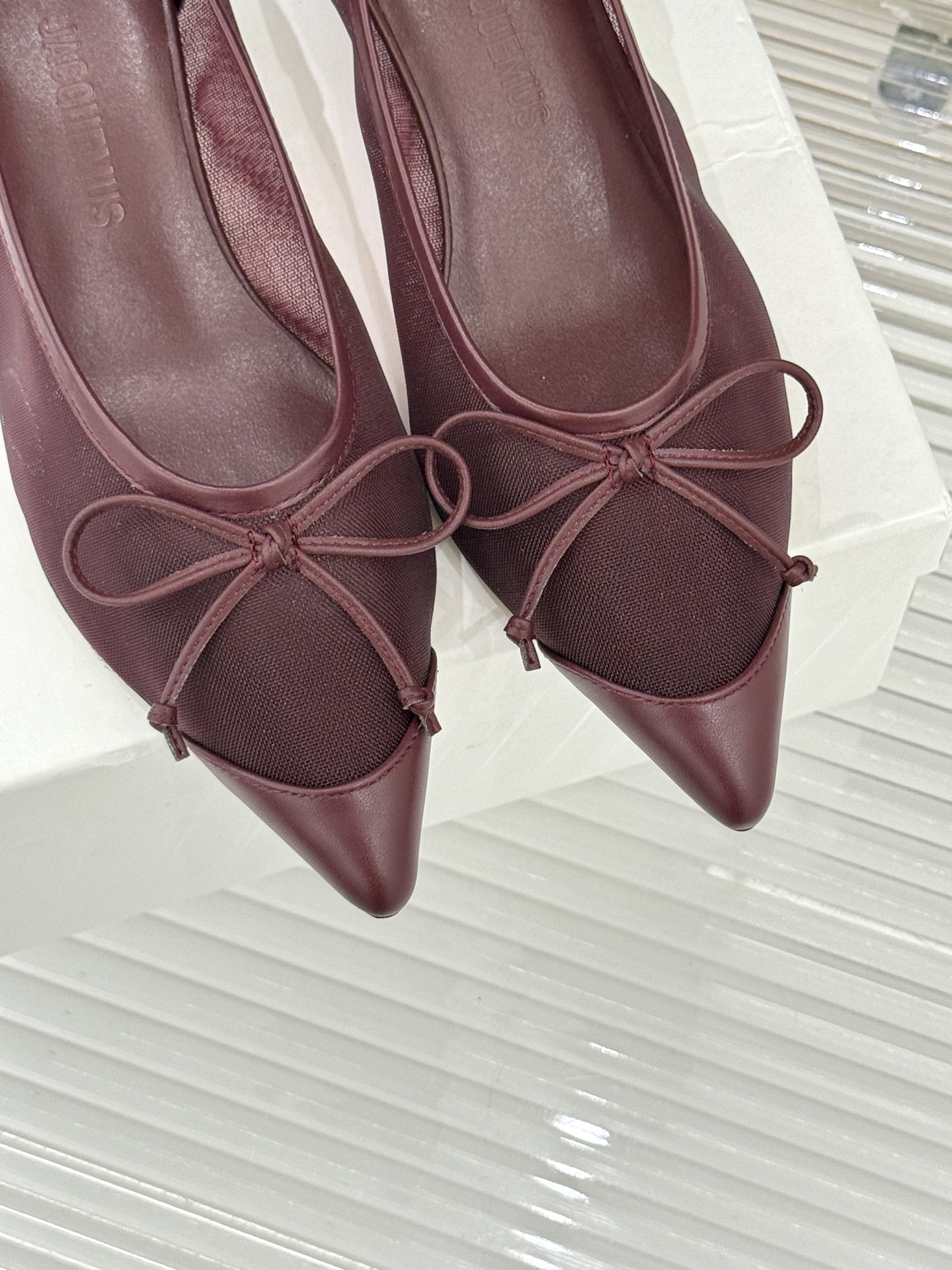 Jacquemus25WF新品网纱蝴蝶结尖头猫跟单鞋高跟鞋以极简线条勾勒法式浪漫让每一步都带着南法阳光的