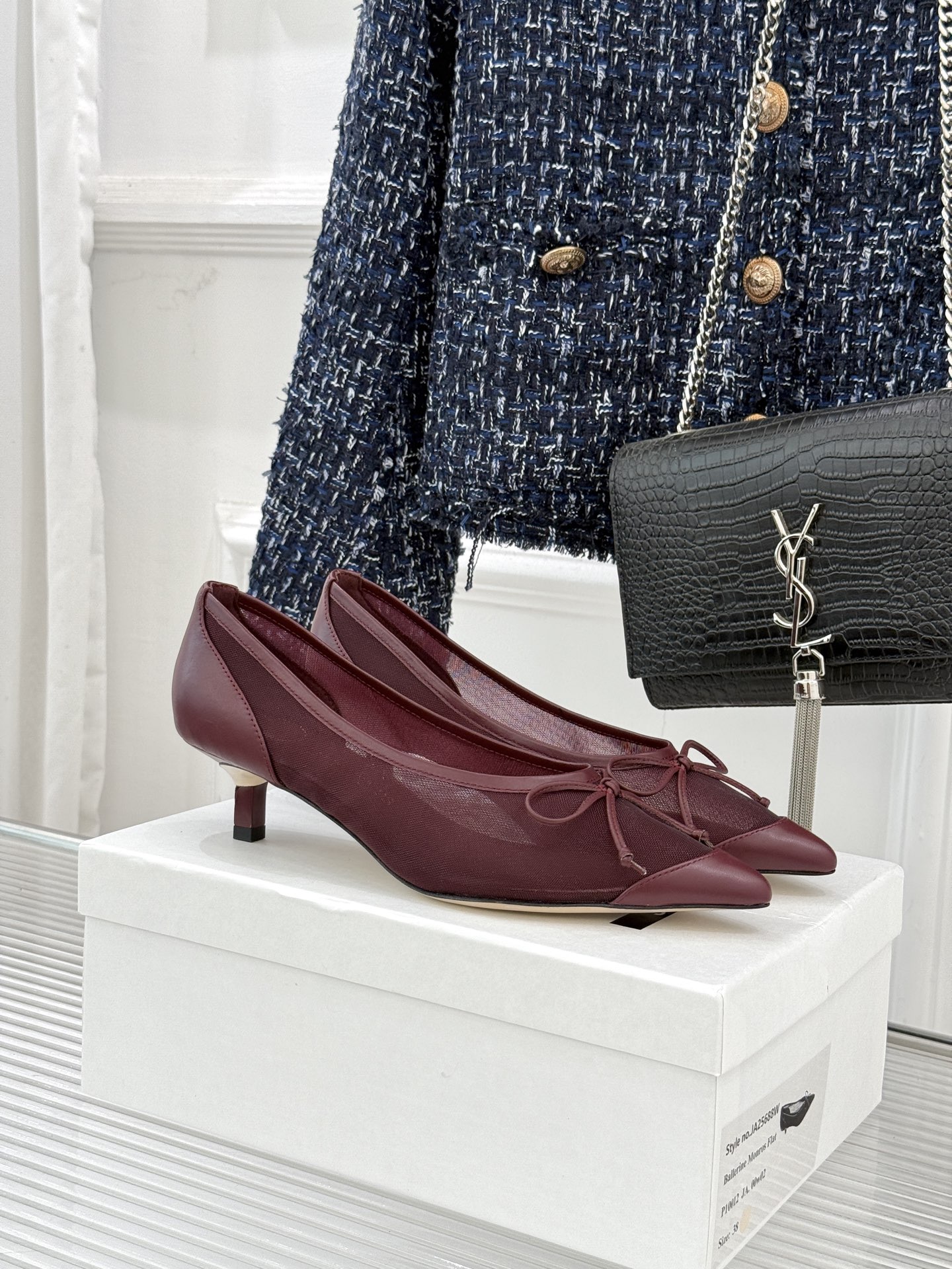 NO:694861,Jacquemus25WF new mesh bow pointed toe cat-heeled single-shoe high-heeled shoes use minimalist lines to outline the French romance, bringing the lightness and relaxation of the southern French sunshine with every step. The clear mesh upper is like morning mist flowing over the instep. The neat pointed toe tailoring design of the toe is Jacquemus's signature clean lines. It accurately lengthens the foot shape and visually extends the leg proportions. Small people can also wear it to show a tall figure. The satin bow on the toe is the finishing touch.  The 5cm gold cat heel is hidden in ingenuity. It is more stable than a thin heel and lighter than a thick heel. When paired with a linen suit, you will look like a luxury lady in the workplace. When paired with a long floral skirt, you will look like a girl on vacation in South France. When wearing denim shorts, you will look like a modern street blogger. Even if it is simple and paired with white T wide-leg pants, it can still be worn with an effortless sense of luxury. The fabric is made of original custom mesh and the lining is made of sheepskin. Italian imported genuine leather large size 35-39 (customized 40/41), high heels and single shoes, high  heels,skirts,shorts,business suit,sheepskin,gold19860909Jacquemus25WF新品网纱蝴蝶结尖头 猫跟单鞋高跟鞋 以极简线条勾勒法式浪漫 让每一步都带着南法阳光的轻盈与松弛. 清透网纱鞋面如晨雾漫过脚背 鞋头利落尖头剪裁设计 是Jacquemus标志性的利落线条 精准拉长脚型 视觉延伸腿部比例 小个子也能穿出挺拔身姿. 鞋头缎面蝴蝶结是点睛之笔 5cm黄金猫跟暗藏巧思 比细跟稳妥 比粗跟轻盈 搭亚麻西装是职场轻奢御姐 配碎花长裙是南法度假少女 穿牛仔短裤是街头摩登博主 哪怕简约配白T阔腿裤 也能穿出不费力的高级感. 面料采用原版定制网纱 内里踮脚均为羊皮 意大利进口真皮大 size35-39（40/41定制）,高跟鞋单鞋,high heels,skirts,shorts,business suit,sheepskin,gold,Women's Shoes