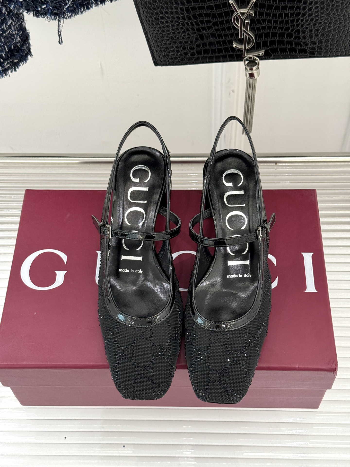 Gucci/古驰25WF新品网纱水钻方头粗跟后空凉鞋 在一双凉鞋上续写百年奢韵。是复古与璀璨的惊艳邂逅让