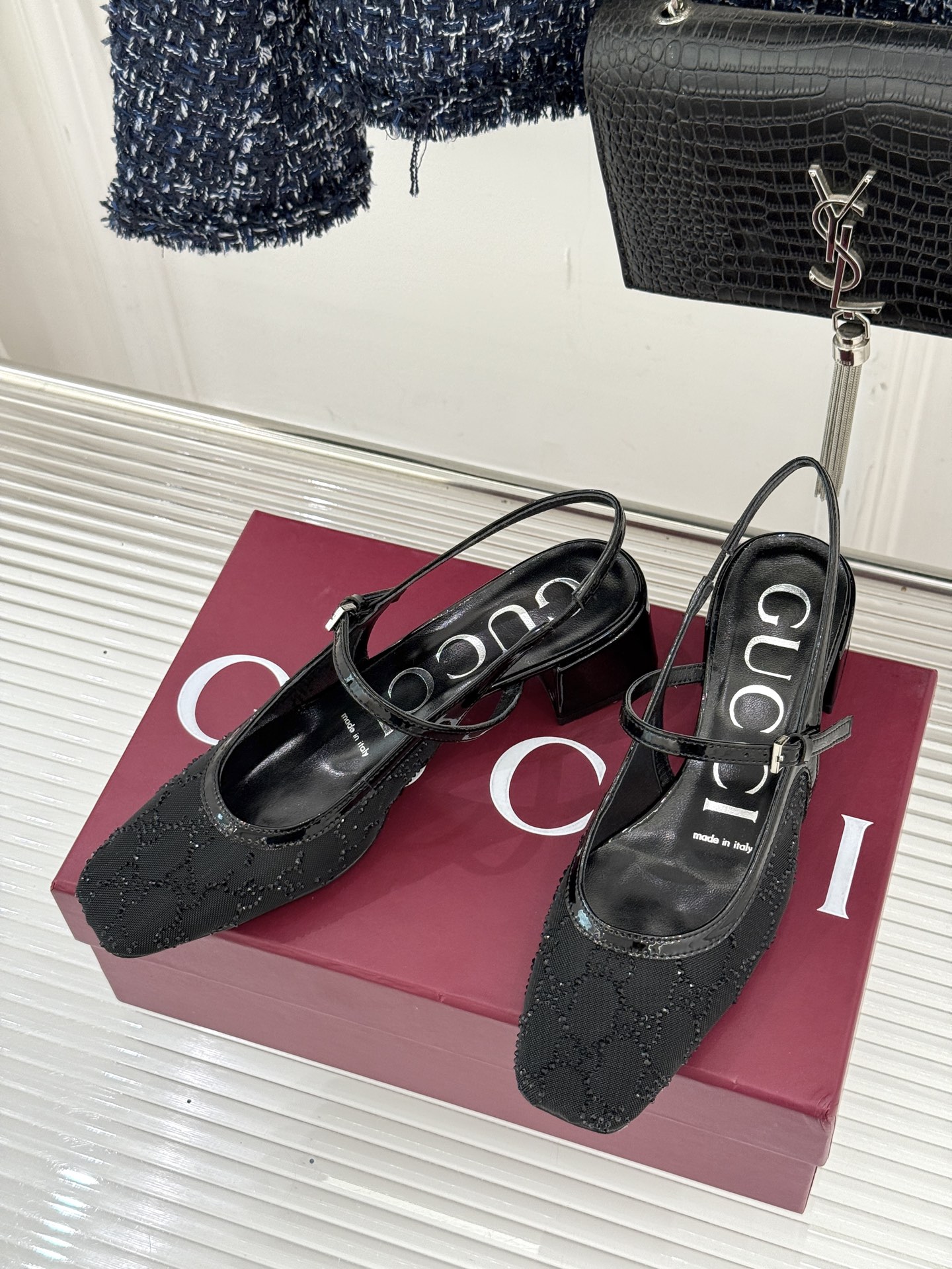 Gucci/古驰25WF新品网纱水钻方头粗跟后空凉鞋 在一双凉鞋上续写百年奢韵。是复古与璀璨的惊艳邂逅让