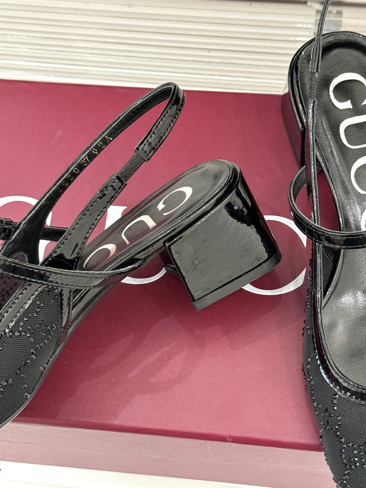 Gucci/古驰25WF新品网纱水钻方头粗跟后空凉鞋 在一双凉鞋上续写百年奢韵。是复古与璀璨的惊艳邂逅让