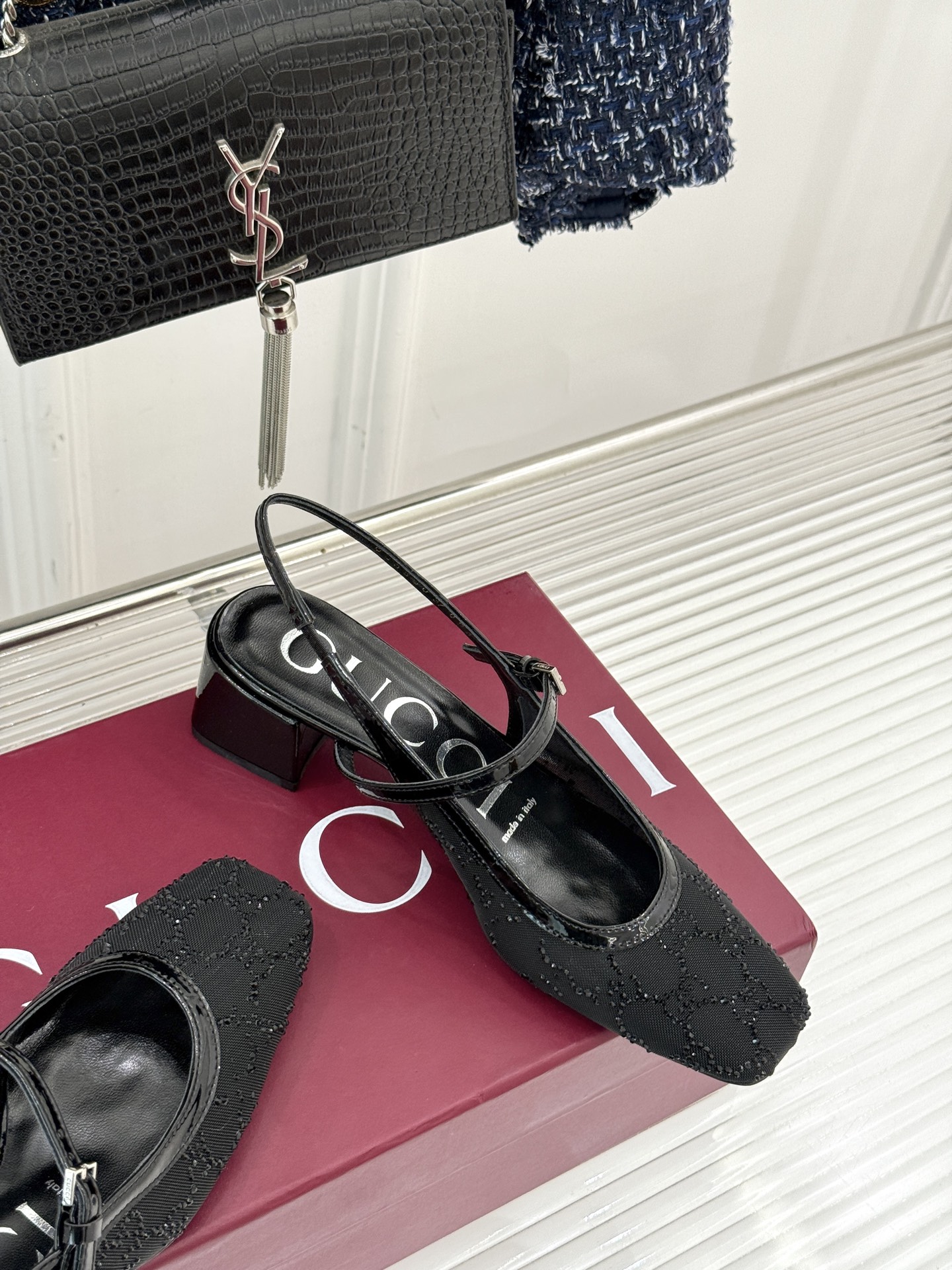 Gucci/古驰25WF新品网纱水钻方头粗跟后空凉鞋 在一双凉鞋上续写百年奢韵。是复古与璀璨的惊艳邂逅让