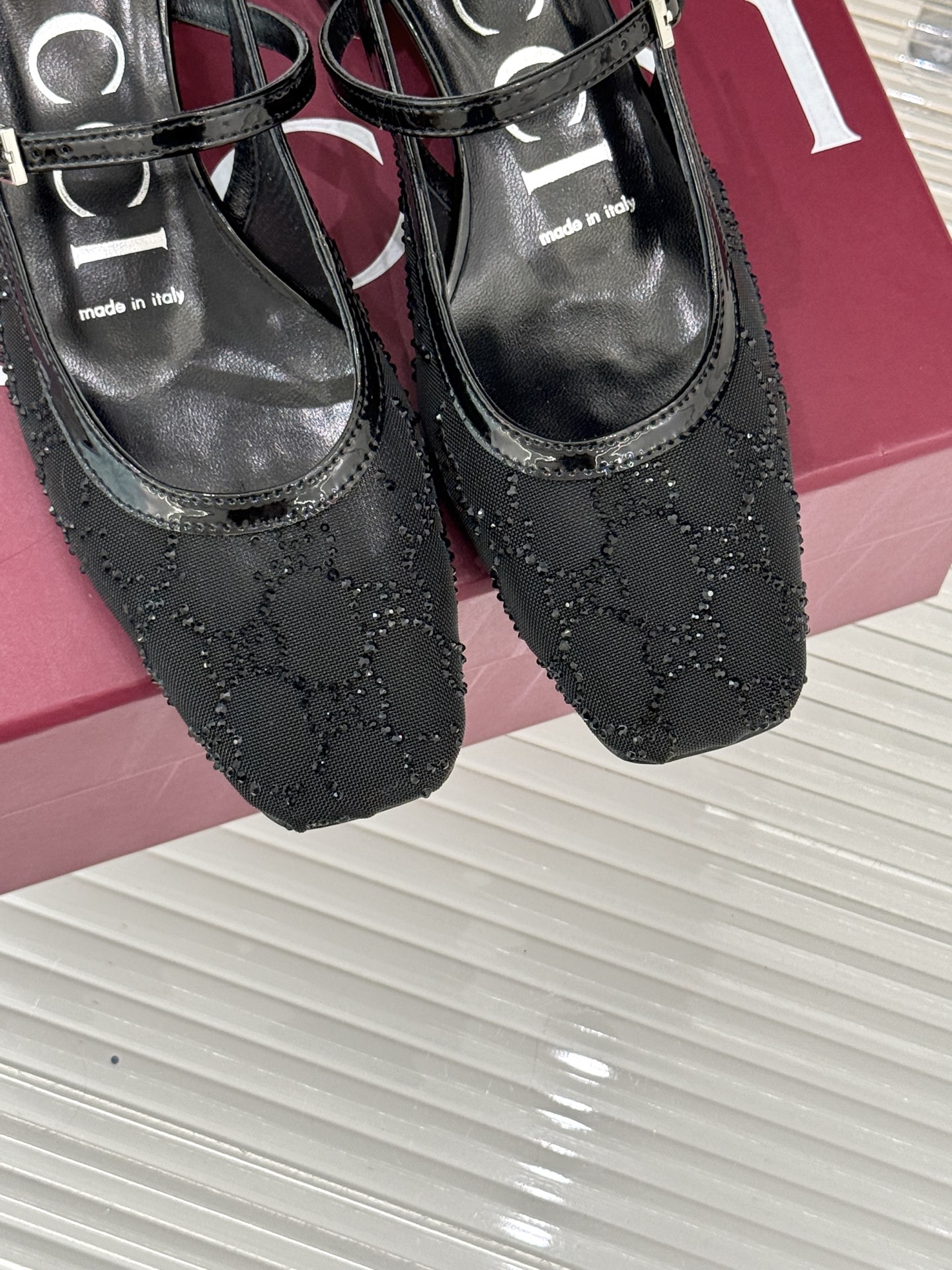 Gucci/古驰25WF新品网纱水钻方头粗跟后空凉鞋 在一双凉鞋上续写百年奢韵。是复古与璀璨的惊艳邂逅让