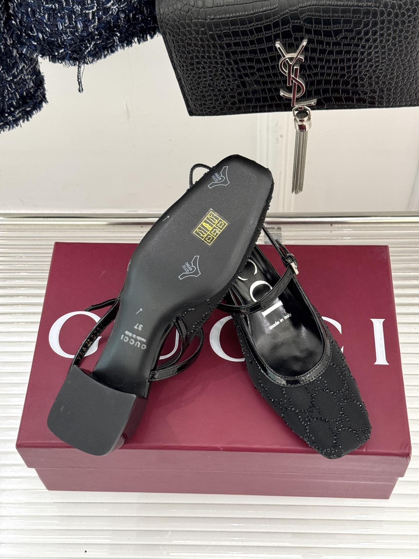 Gucci/古驰25WF新品网纱水钻方头粗跟后空凉鞋 在一双凉鞋上续写百年奢韵。是复古与璀璨的惊艳邂逅让
