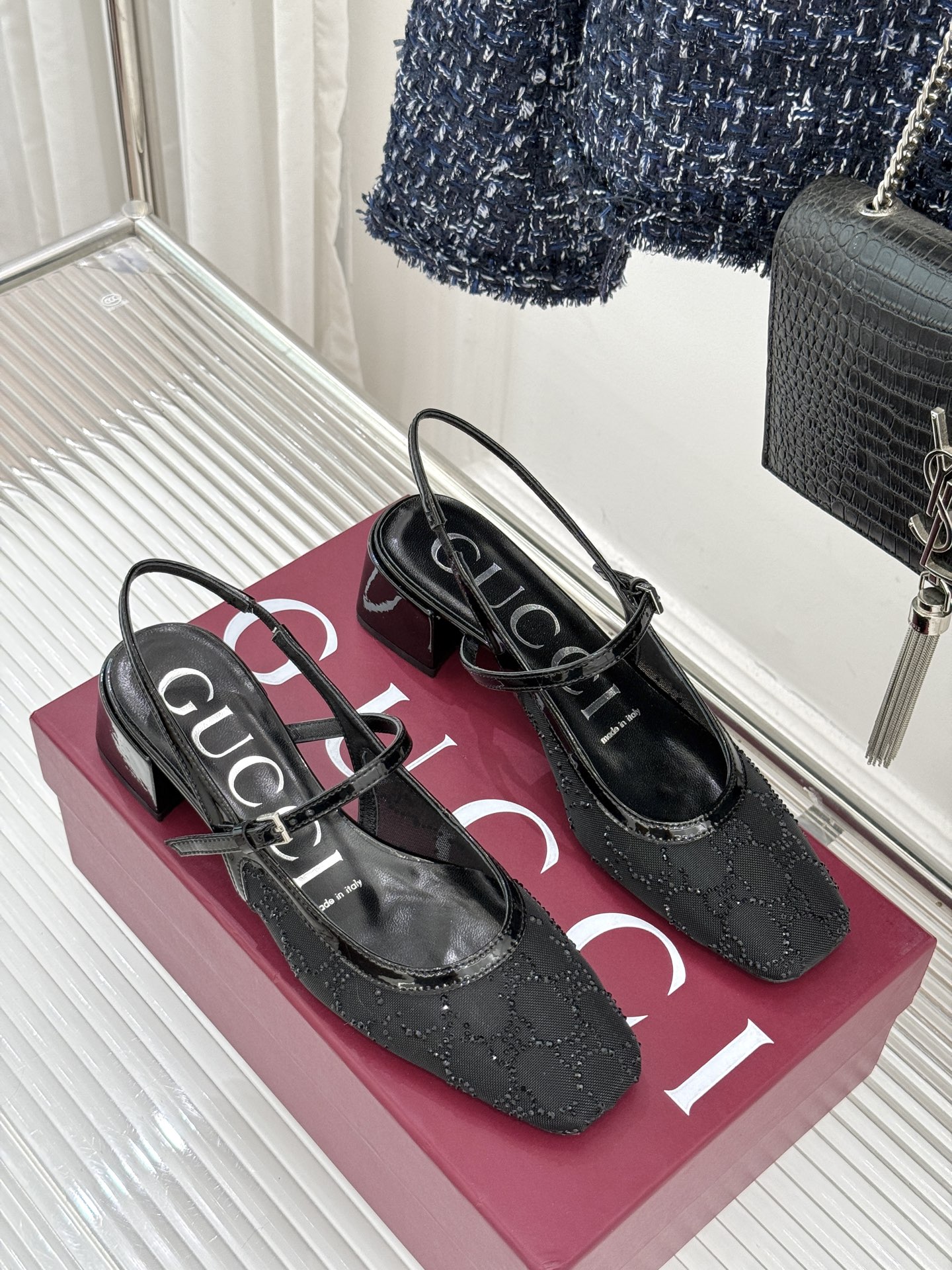 Gucci/古驰25WF新品网纱水钻方头粗跟后空凉鞋 在一双凉鞋上续写百年奢韵。是复古与璀璨的惊艳邂逅让