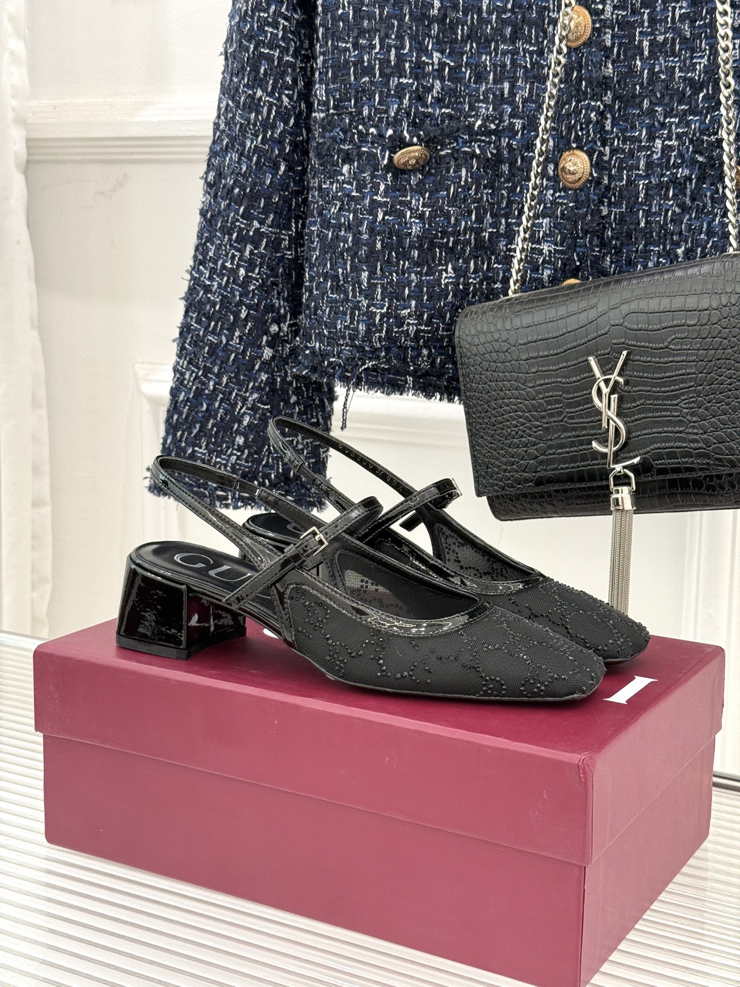 NO:694857,Gucci/Gucci 25WF new product mesh rhinestone square toe thick heel back empty sandals continue to write a century of luxury charm on a pair of sandals. It is a stunning encounter between retro and brilliance, giving every step its own highlight. The clear mesh upper covers the feet like mist, and the delicate texture hides French laziness. The skin is vaguely exposed when walking, adding to the charm. Each selected rhinestone is inlaid by hand.  Rich layers of bright luster are reflected under the light, just like the stars are crushed on the shoes. From the dressy moment of the castle dinner to the casual scene of strolling on the street, it can not only support the grandeur of a haute couture dress, but also hold the looseness of a denim skirt. This is Gucci's unique retro luxury. The fabric is made of original custom mesh rhinestones, and the lining of the toes is made of sheepskin. Genuine leather boots imported from Italy  size35-39 (customized 40/41/42), sandals, gucci, gucci, sandals, skirts, sheepskin19860909Gucci/古驰25WF新品网纱水钻方头 粗跟后空凉鞋 在一双凉鞋上续写百年奢韵. 是复古与璀璨的惊艳邂逅 让每一步都自带高光. 清透网纱鞋面如薄雾覆足 细腻肌理藏着法式慵懒 行走间隐约露肤更添风情 每一颗甄选的水钻都经由手工镶嵌 在光线下折射出层次丰富的璀璨光泽 恰似将星河揉碎在了鞋履之上. 从古堡晚宴的盛装时刻 到街头漫步的随性光景 既可撑得起高定礼服的隆重 也能hold住牛仔长裙的松弛 这便是Gucci独有的复古奢华 面料采用原版定制网纱水钻 内里踮脚均为羊皮 意大利进口真皮大 size35-39（40/41/42定制）,凉鞋,gucci,gucci,sandals,skirts,sheepskin,Women's Shoes