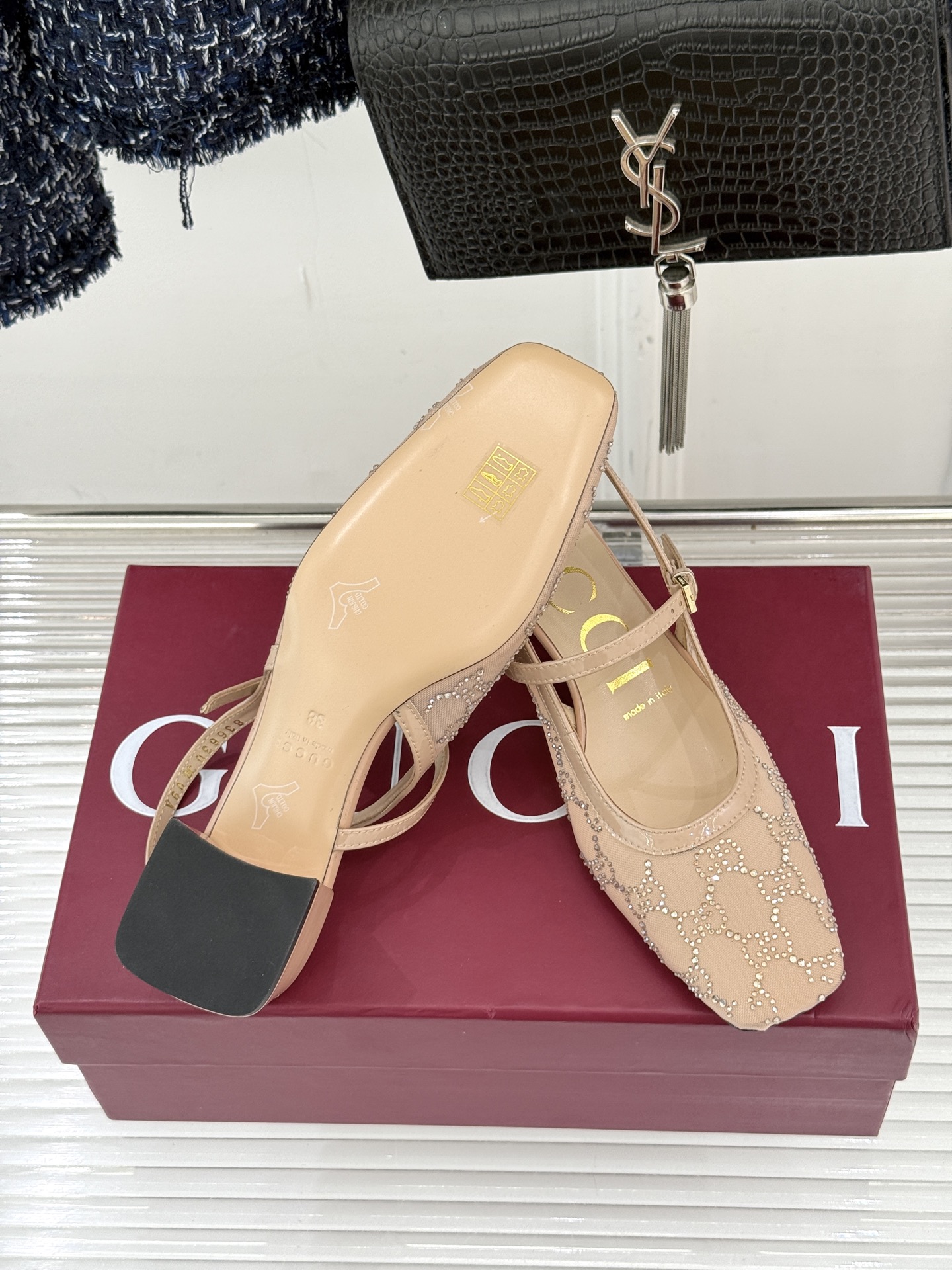 Gucci/古驰25WF新品网纱水钻方头粗跟后空凉鞋 在一双凉鞋上续写百年奢韵。是复古与璀璨的惊艳邂逅让