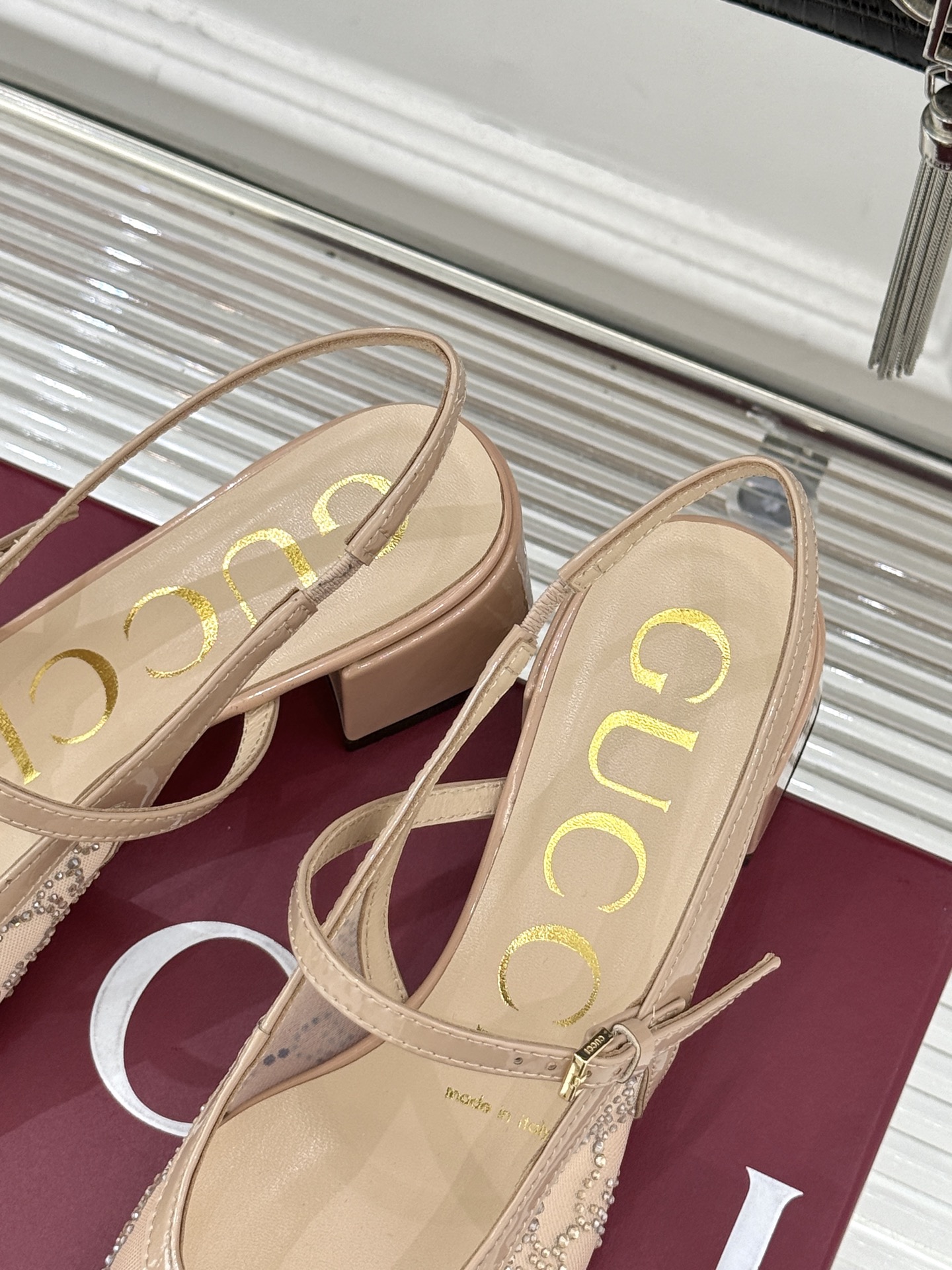 Gucci/古驰25WF新品网纱水钻方头粗跟后空凉鞋 在一双凉鞋上续写百年奢韵。是复古与璀璨的惊艳邂逅让