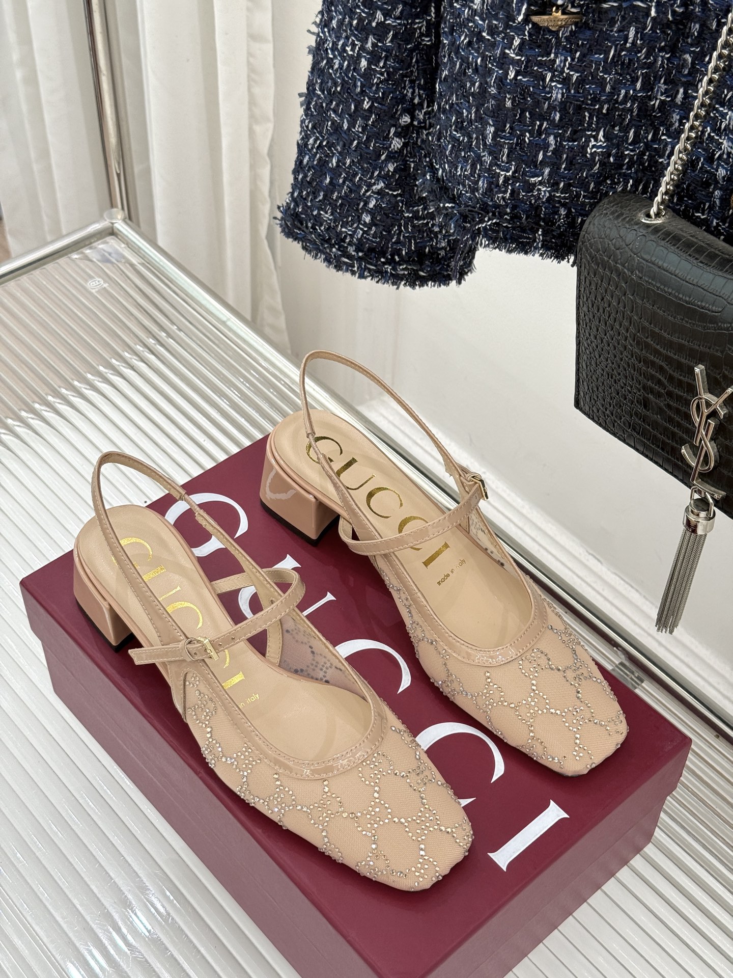 Gucci/古驰25WF新品网纱水钻方头粗跟后空凉鞋 在一双凉鞋上续写百年奢韵。是复古与璀璨的惊艳邂逅让