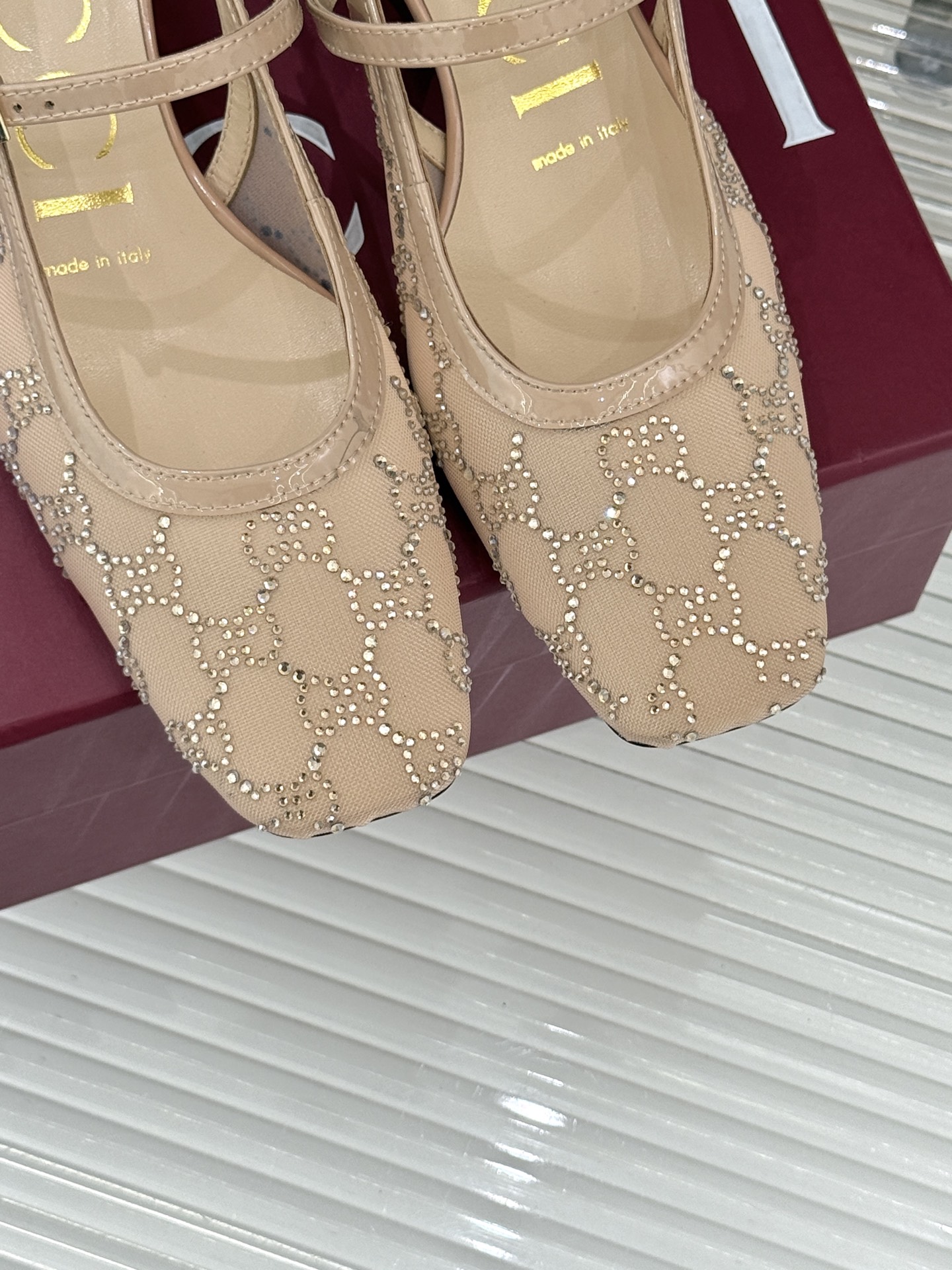 Gucci/古驰25WF新品网纱水钻方头粗跟后空凉鞋 在一双凉鞋上续写百年奢韵。是复古与璀璨的惊艳邂逅让