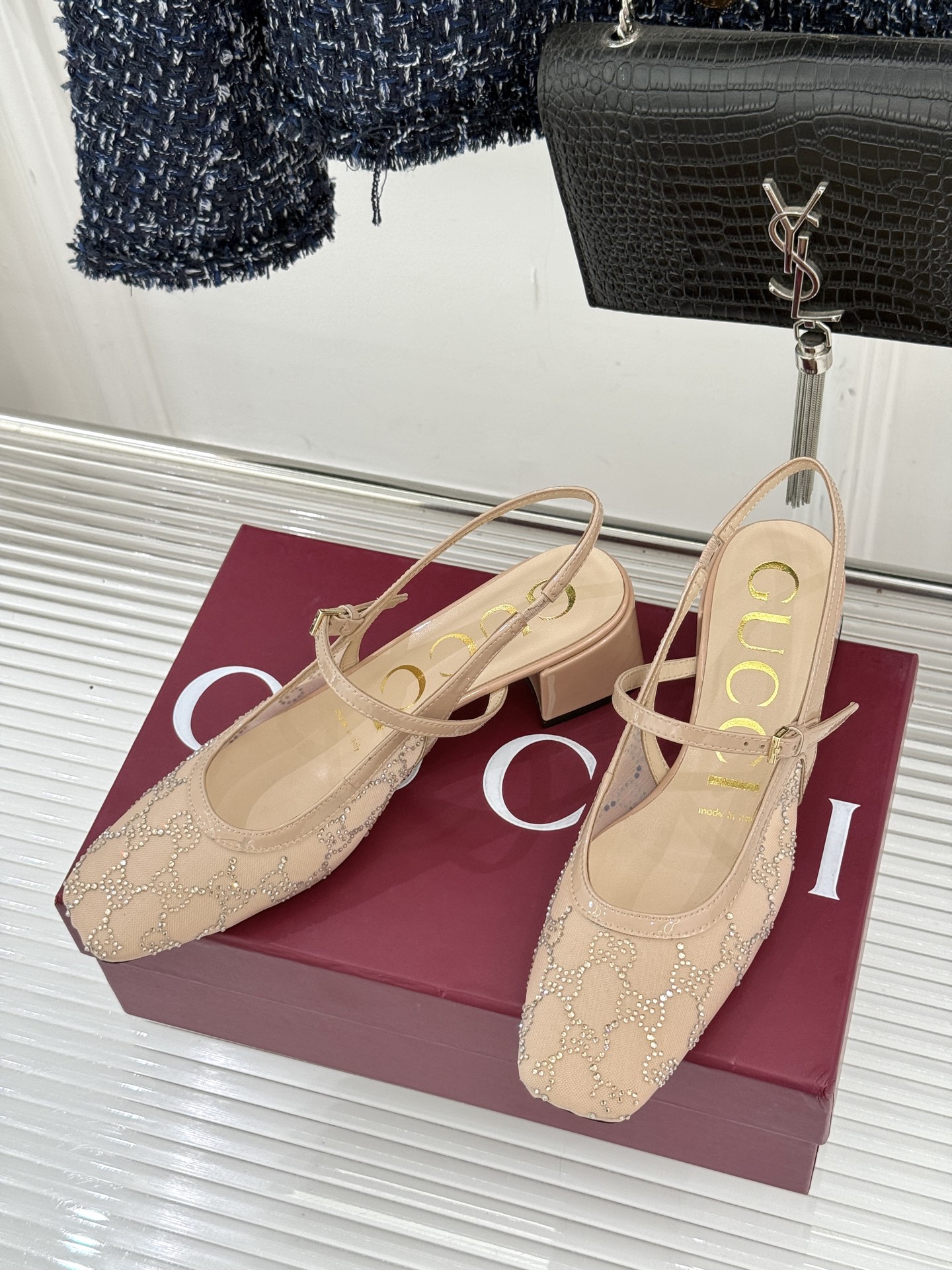 Gucci/古驰25WF新品网纱水钻方头粗跟后空凉鞋 在一双凉鞋上续写百年奢韵。是复古与璀璨的惊艳邂逅让