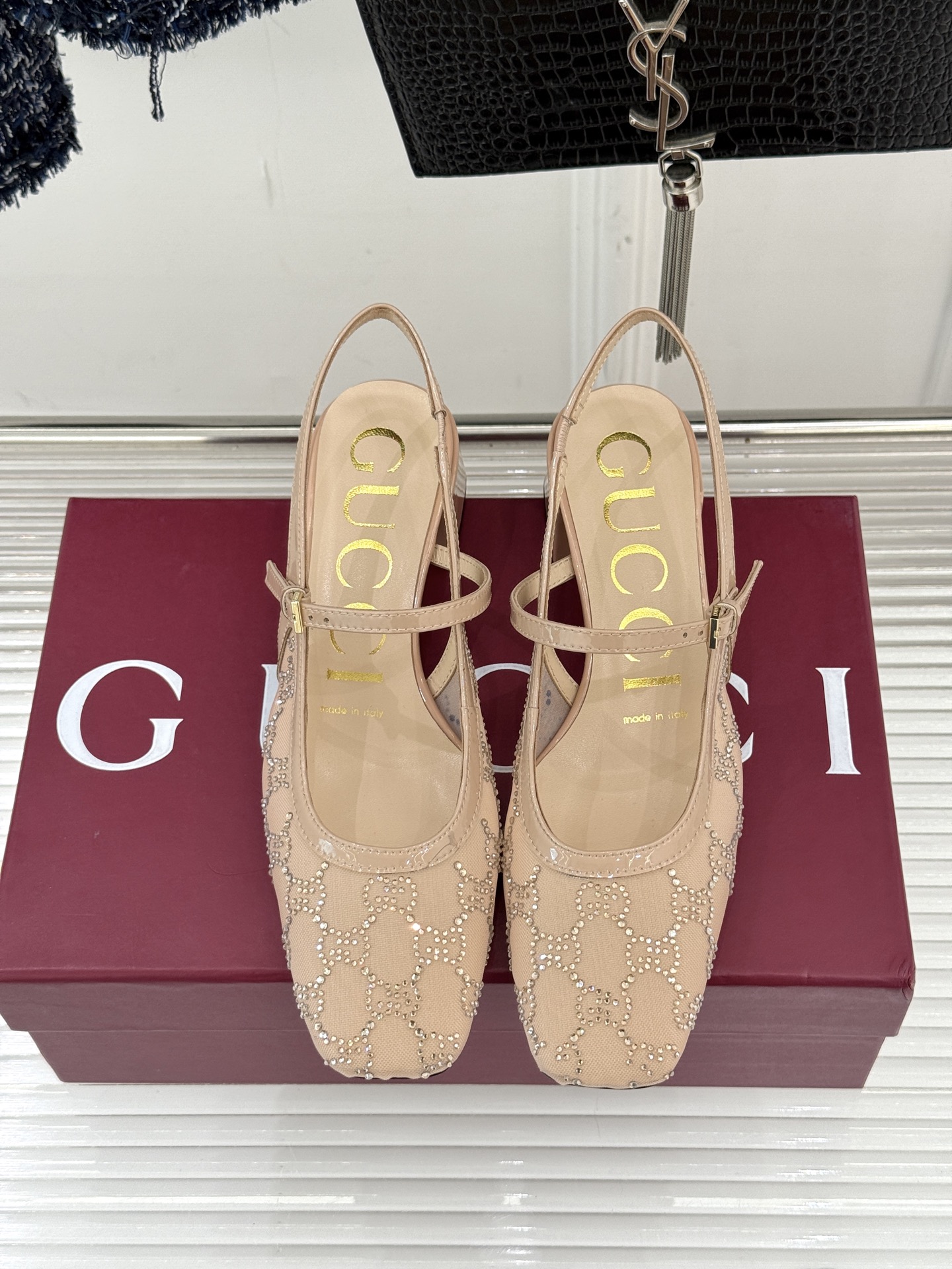 Gucci/古驰25WF新品网纱水钻方头粗跟后空凉鞋 在一双凉鞋上续写百年奢韵。是复古与璀璨的惊艳邂逅让