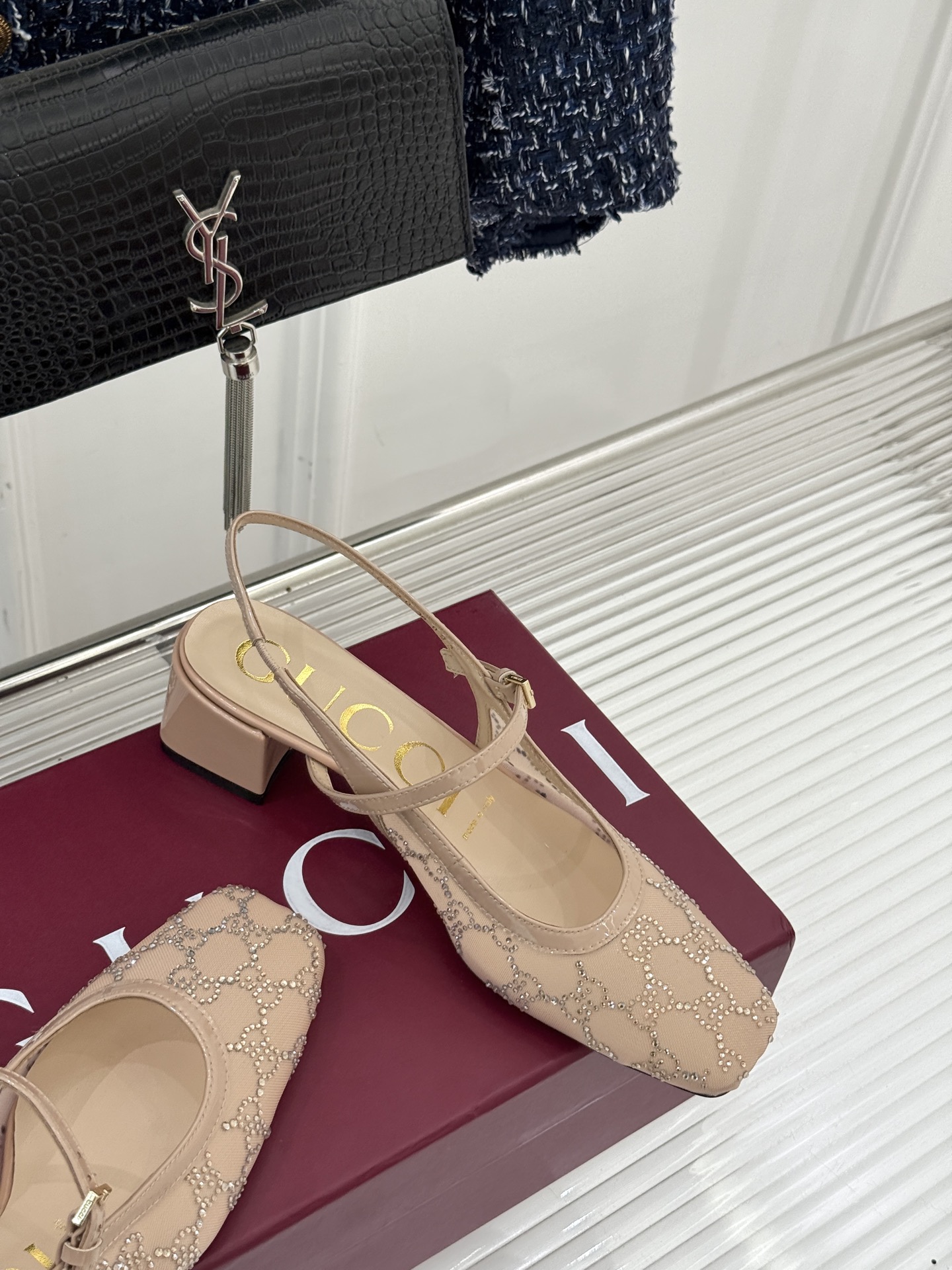 Gucci/古驰25WF新品网纱水钻方头粗跟后空凉鞋 在一双凉鞋上续写百年奢韵。是复古与璀璨的惊艳邂逅让