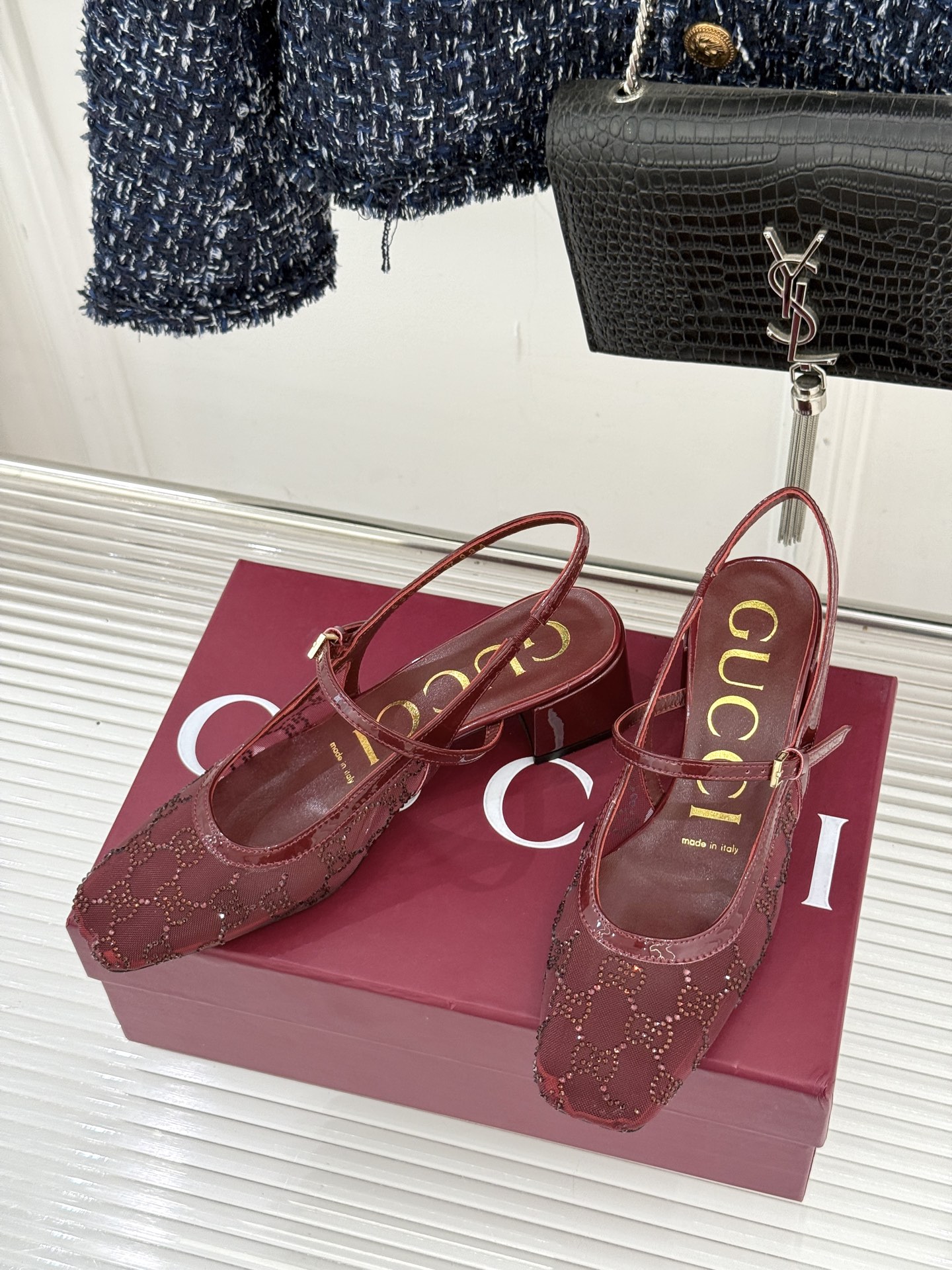 Gucci/古驰25WF新品网纱水钻方头粗跟后空凉鞋 在一双凉鞋上续写百年奢韵。是复古与璀璨的惊艳邂逅让