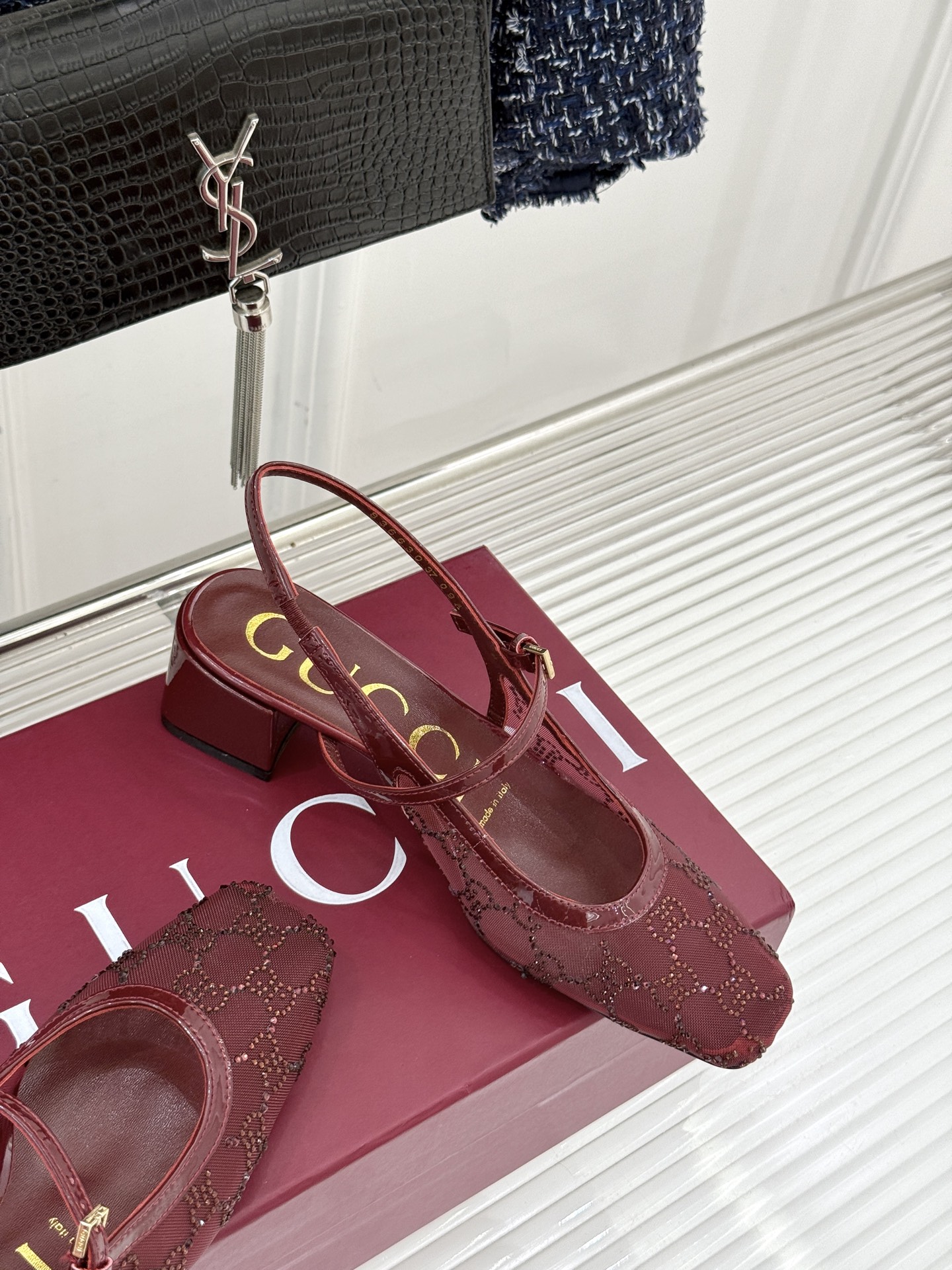 Gucci/古驰25WF新品网纱水钻方头粗跟后空凉鞋 在一双凉鞋上续写百年奢韵。是复古与璀璨的惊艳邂逅让