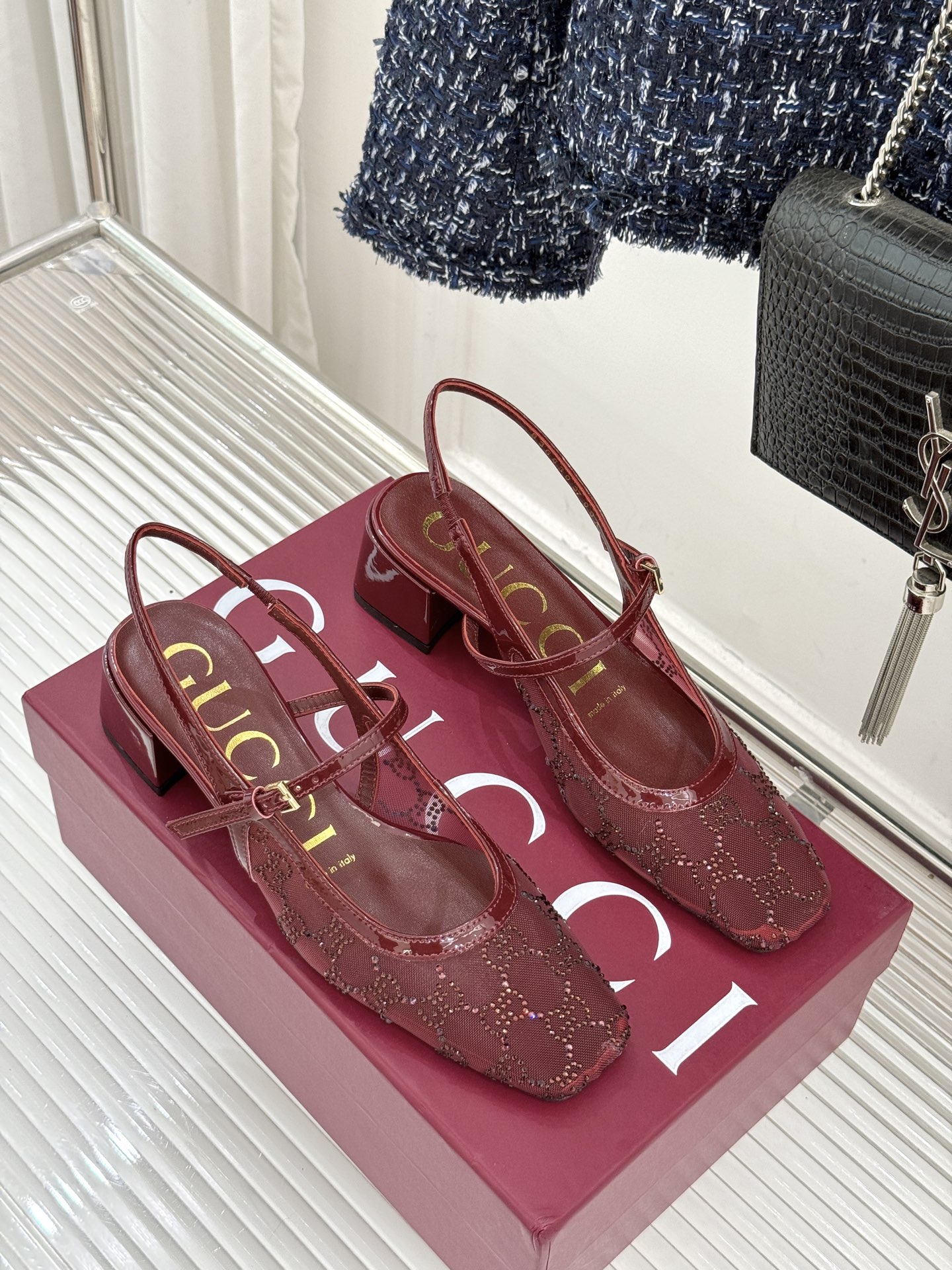 Gucci/古驰25WF新品网纱水钻方头粗跟后空凉鞋 在一双凉鞋上续写百年奢韵。是复古与璀璨的惊艳邂逅让