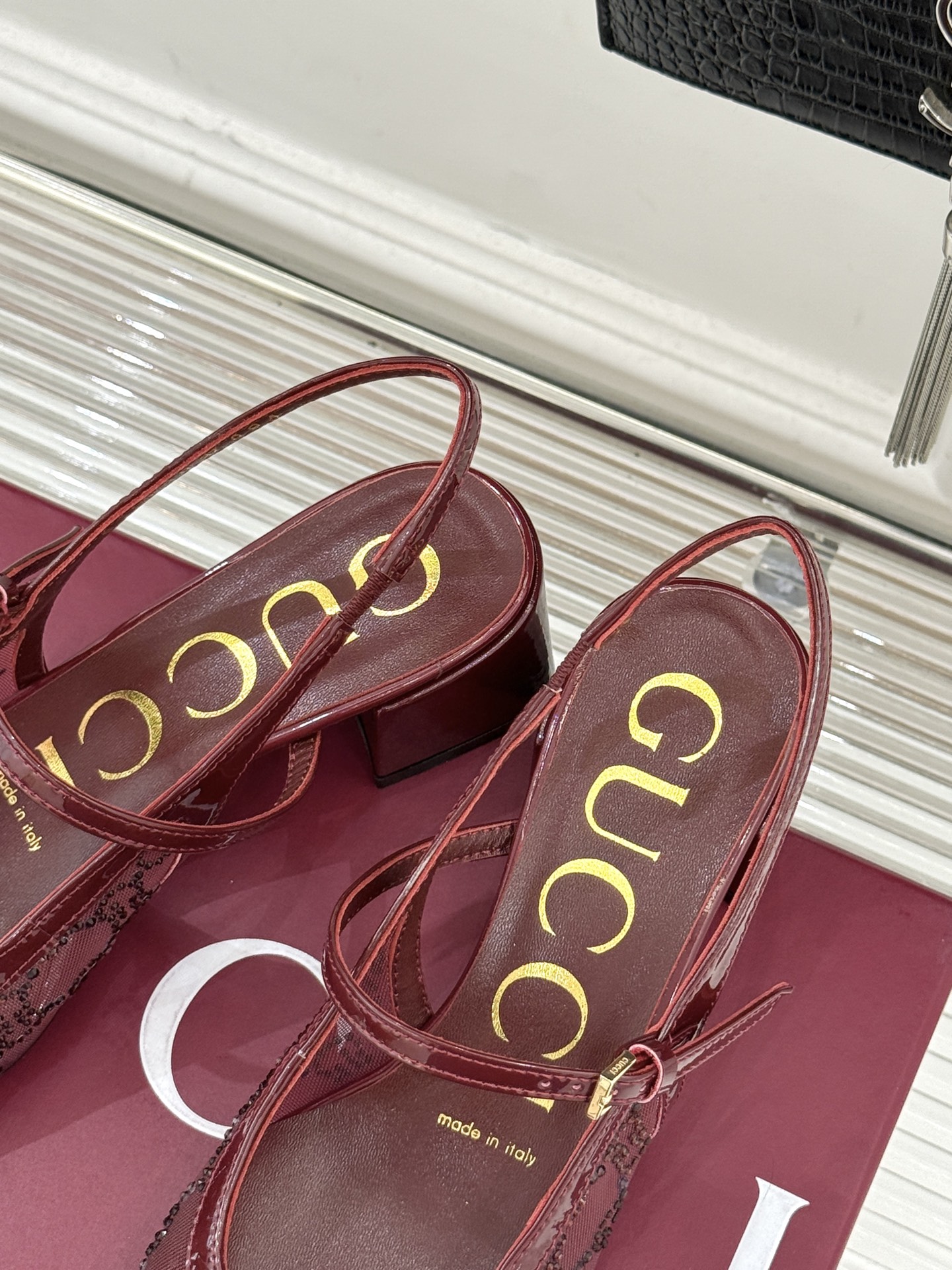 Gucci/古驰25WF新品网纱水钻方头粗跟后空凉鞋 在一双凉鞋上续写百年奢韵。是复古与璀璨的惊艳邂逅让