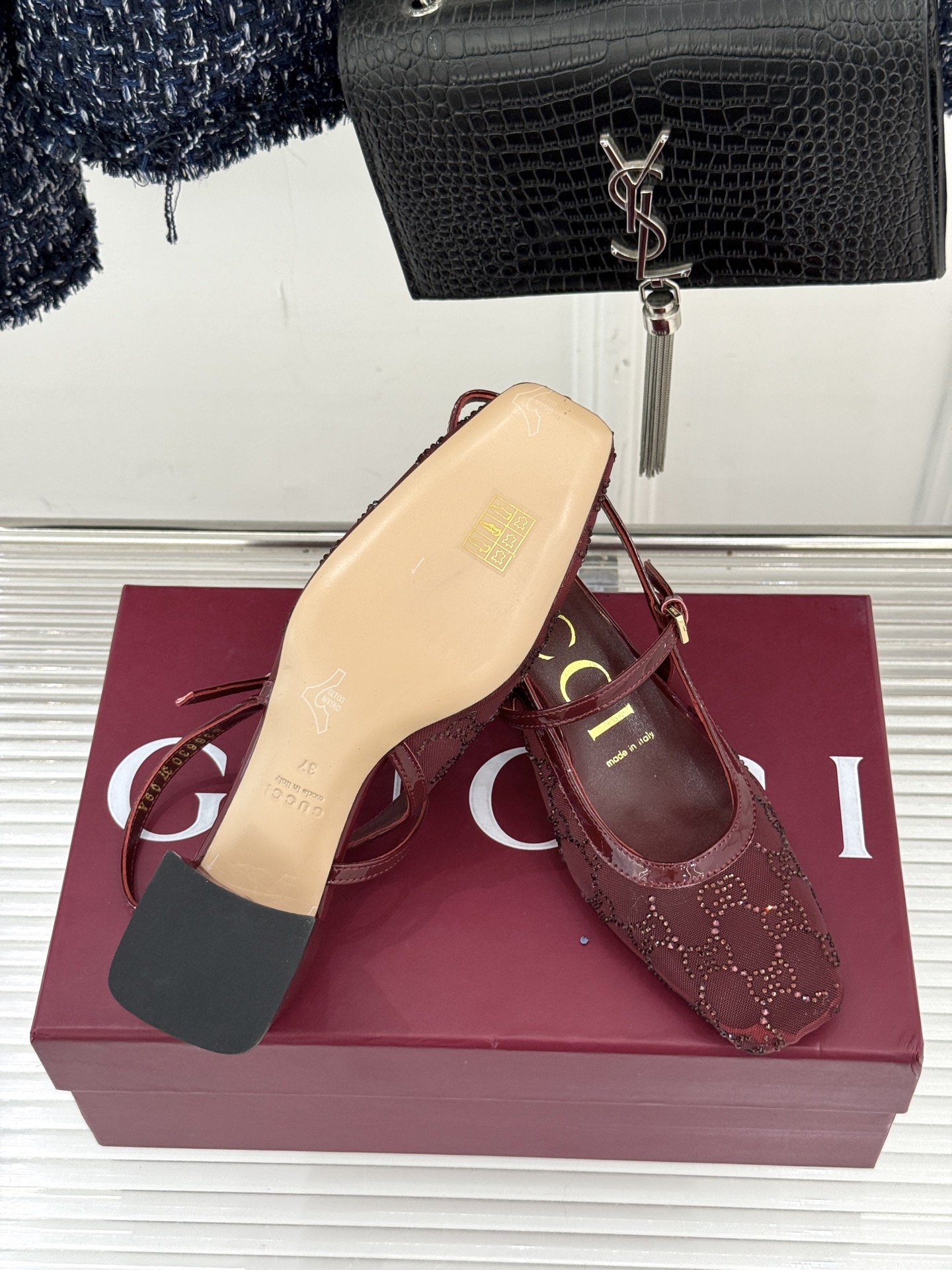 Gucci/古驰25WF新品网纱水钻方头粗跟后空凉鞋 在一双凉鞋上续写百年奢韵。是复古与璀璨的惊艳邂逅让