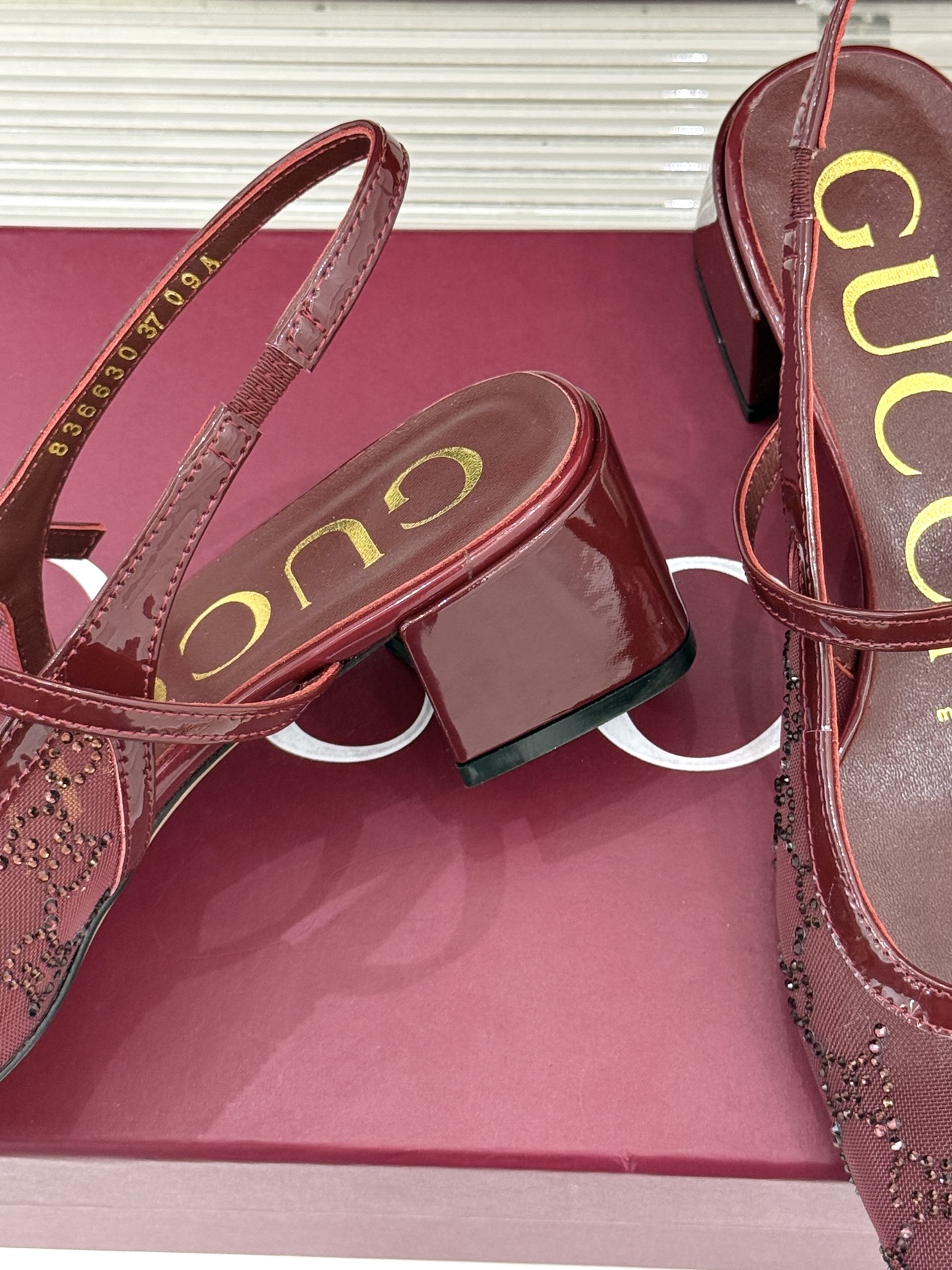 Gucci/古驰25WF新品网纱水钻方头粗跟后空凉鞋 在一双凉鞋上续写百年奢韵。是复古与璀璨的惊艳邂逅让