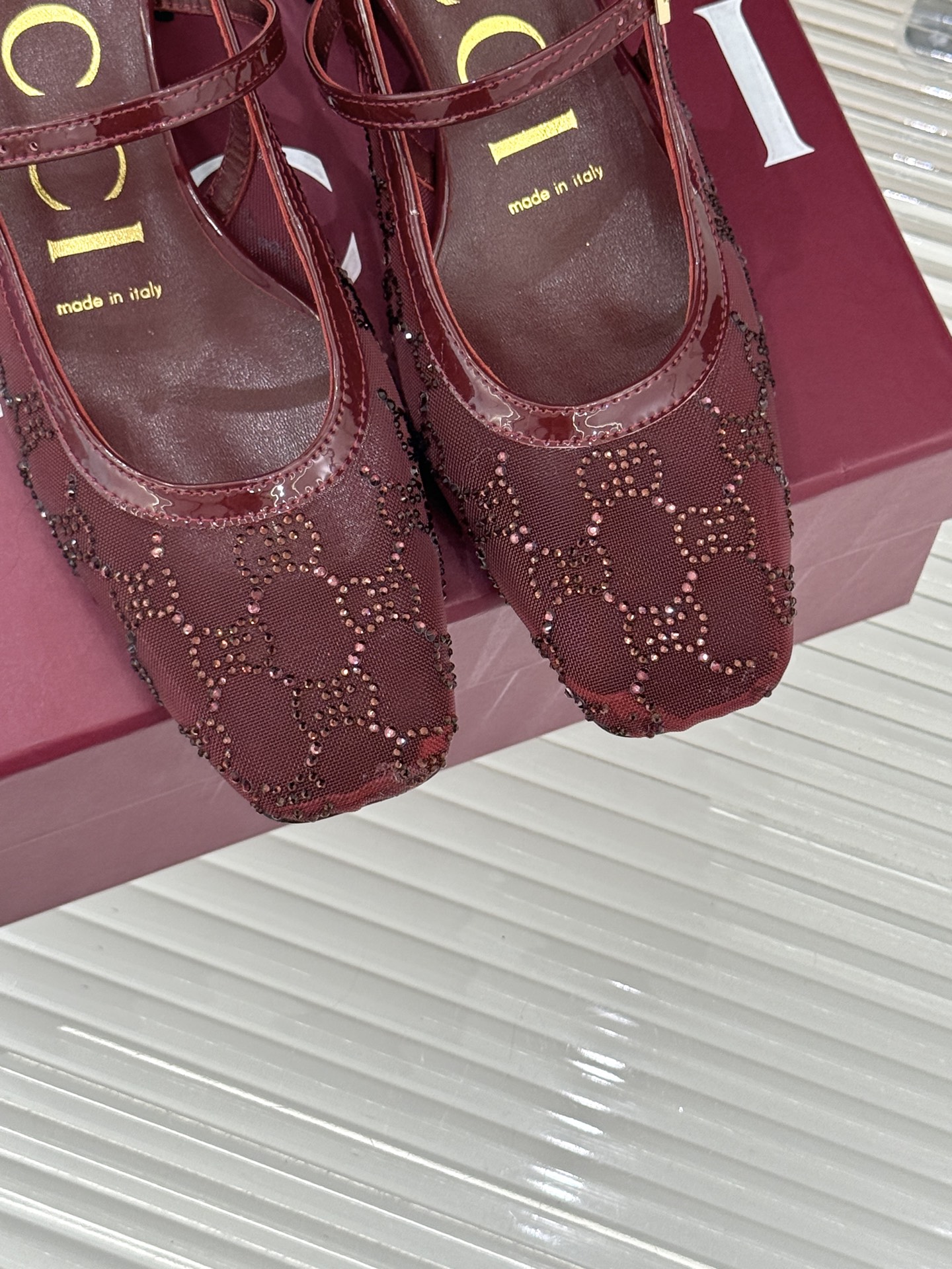 Gucci/古驰25WF新品网纱水钻方头粗跟后空凉鞋 在一双凉鞋上续写百年奢韵。是复古与璀璨的惊艳邂逅让