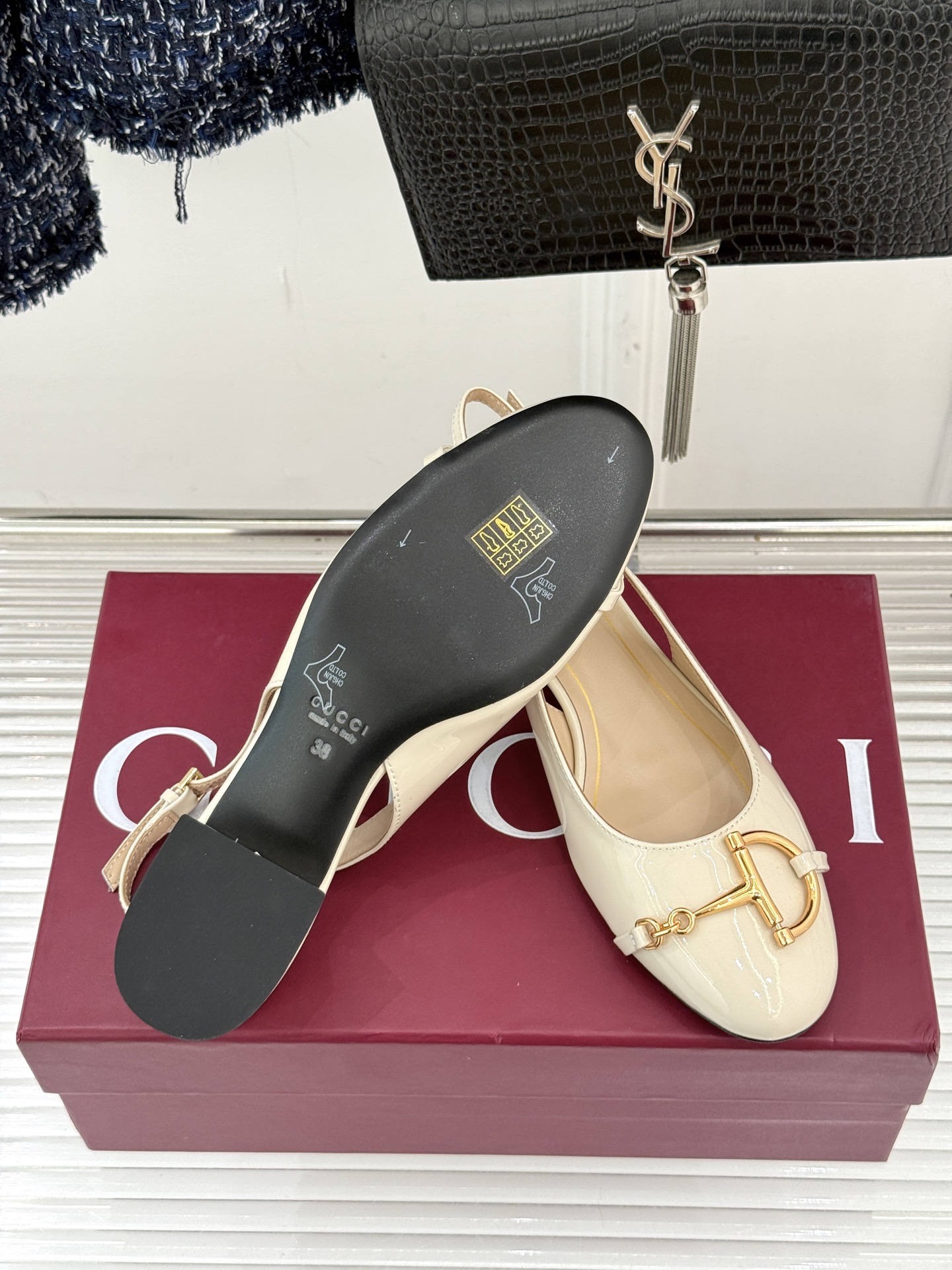 Gucci/古驰25WF新品大小马衔扣粗跟后空凉鞋当Gucci标志性的马衔扣穿越时空这款以“大小叠缀”的