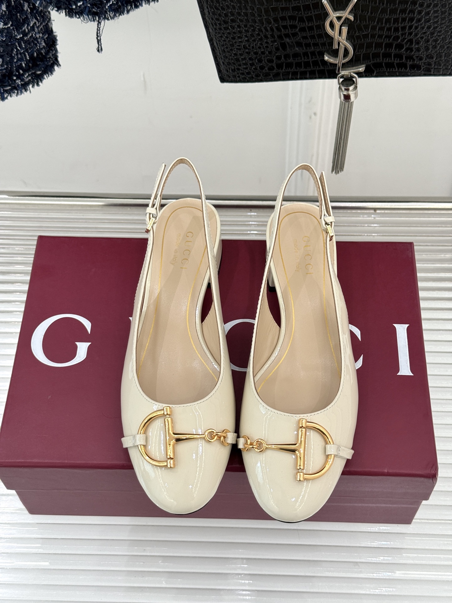 Gucci/古驰25WF新品大小马衔扣粗跟后空凉鞋当Gucci标志性的马衔扣穿越时空这款以“大小叠缀”的