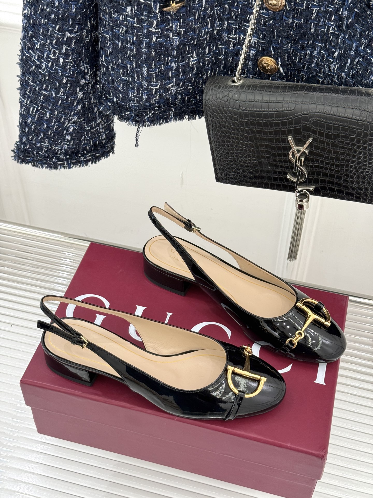 Gucci/古驰25WF新品大小马衔扣粗跟后空凉鞋当Gucci标志性的马衔扣穿越时空这款以“大小叠缀”的