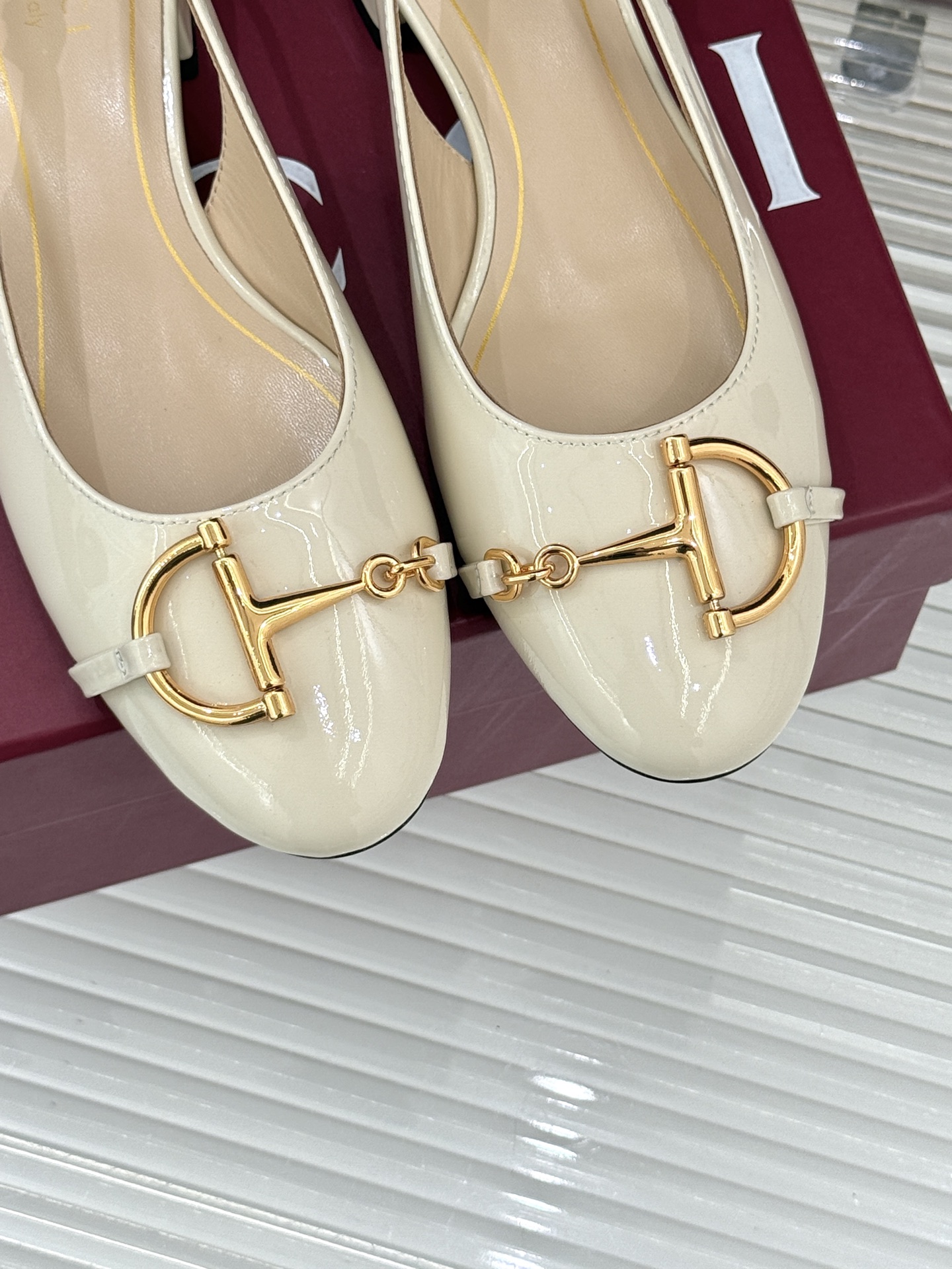 Gucci/古驰25WF新品大小马衔扣粗跟后空凉鞋当Gucci标志性的马衔扣穿越时空这款以“大小叠缀”的