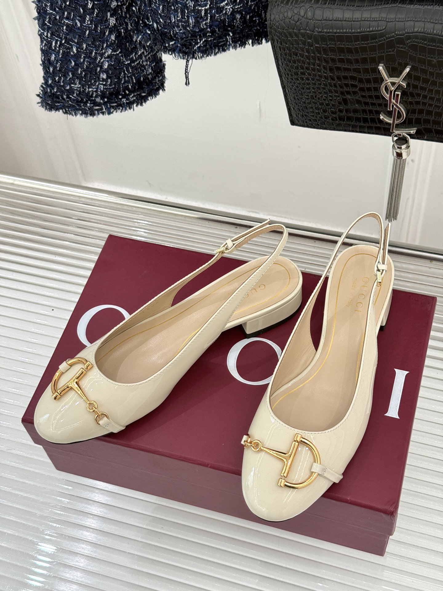 Gucci/古驰25WF新品大小马衔扣粗跟后空凉鞋当Gucci标志性的马衔扣穿越时空这款以“大小叠缀”的