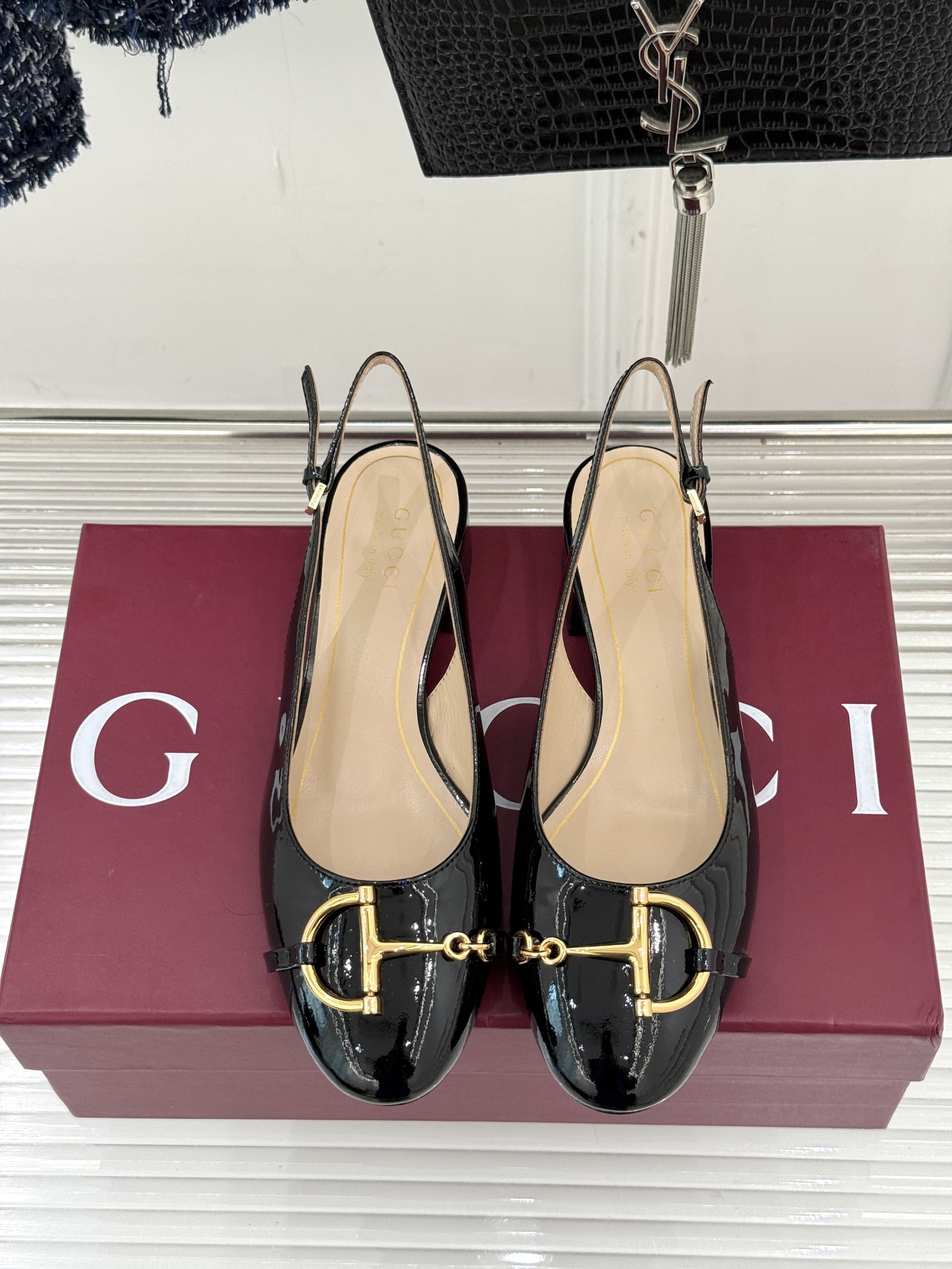 Gucci/古驰25WF新品大小马衔扣粗跟后空凉鞋当Gucci标志性的马衔扣穿越时空这款以“大小叠缀”的