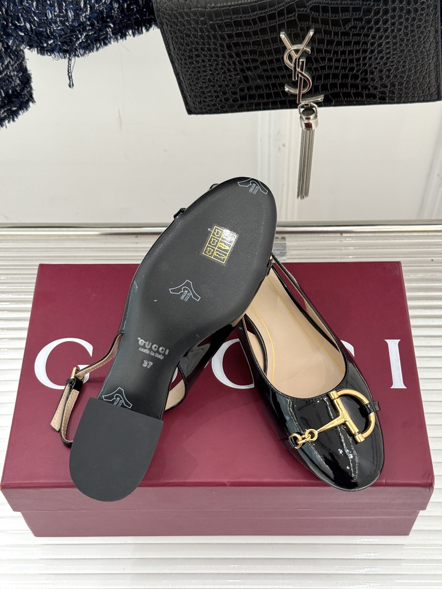 Gucci/古驰25WF新品大小马衔扣粗跟后空凉鞋当Gucci标志性的马衔扣穿越时空这款以“大小叠缀”的