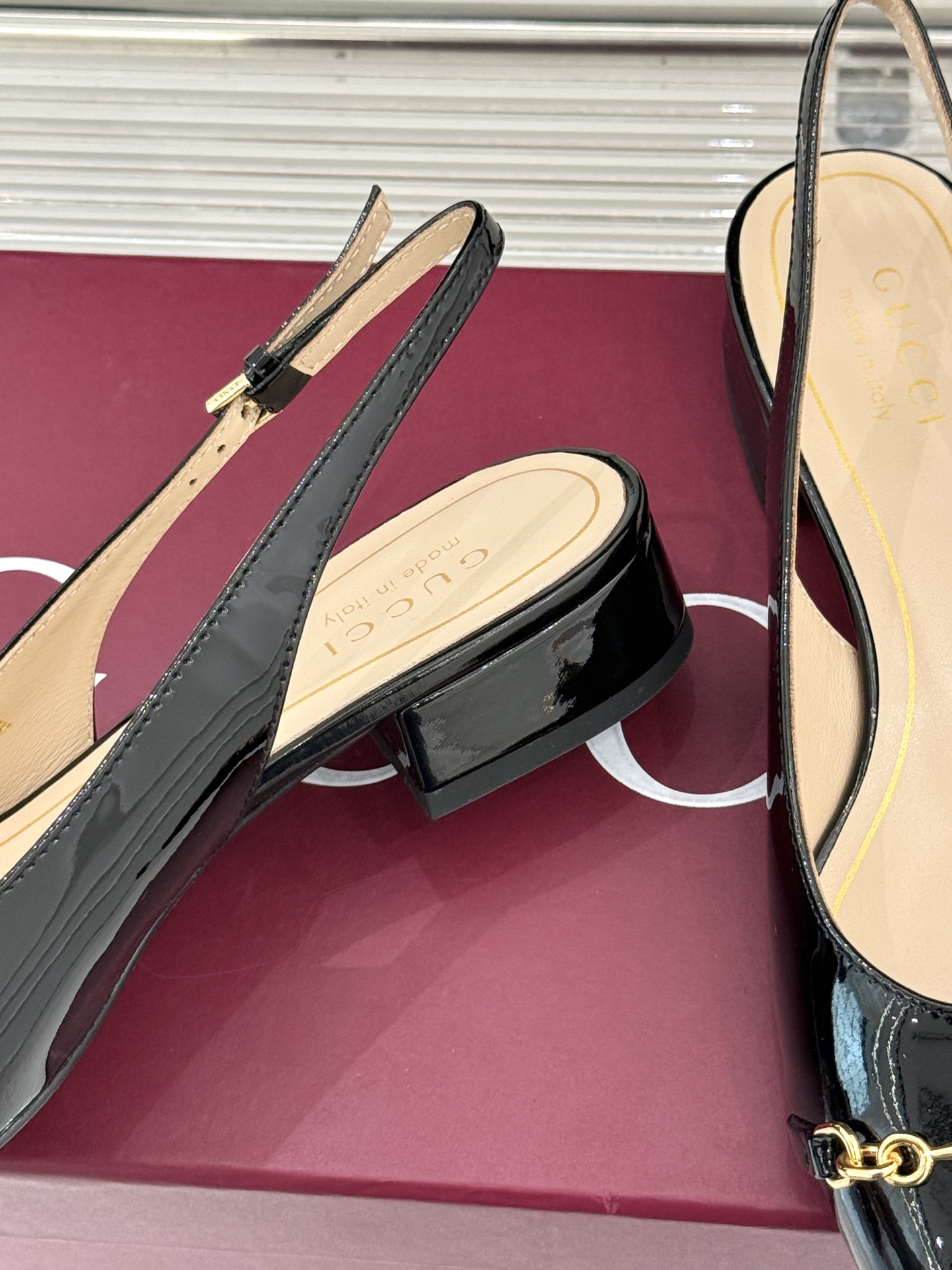 Gucci/古驰25WF新品大小马衔扣粗跟后空凉鞋当Gucci标志性的马衔扣穿越时空这款以“大小叠缀”的