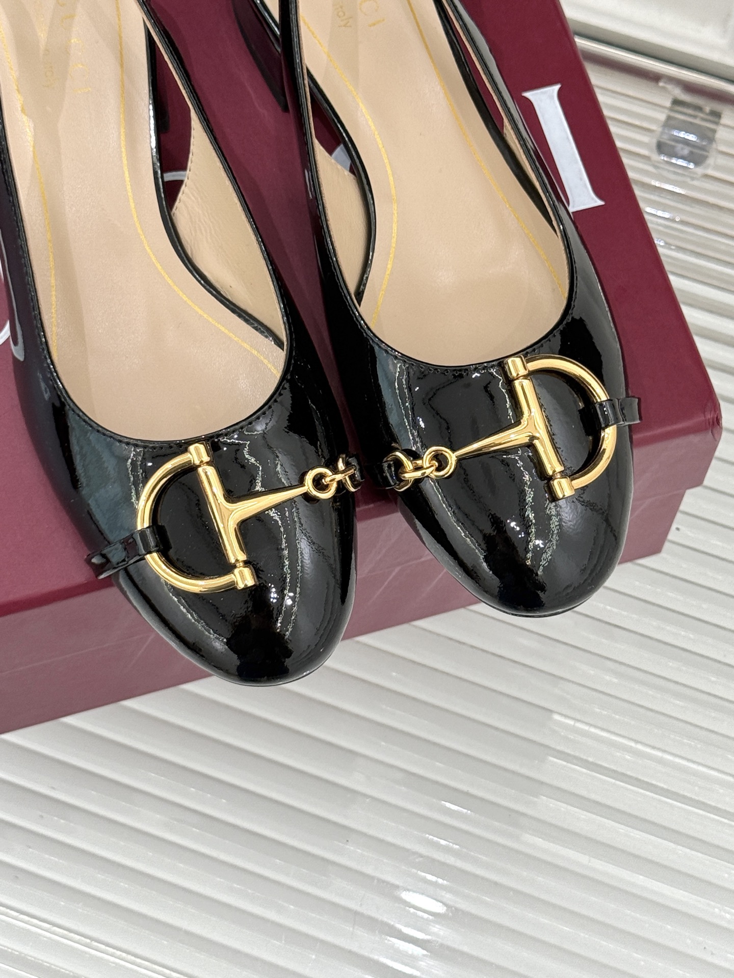 Gucci/古驰25WF新品大小马衔扣粗跟后空凉鞋当Gucci标志性的马衔扣穿越时空这款以“大小叠缀”的