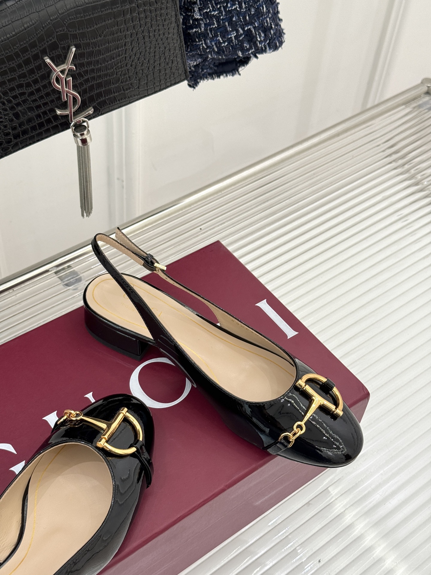 Gucci/古驰25WF新品大小马衔扣粗跟后空凉鞋当Gucci标志性的马衔扣穿越时空这款以“大小叠缀”的