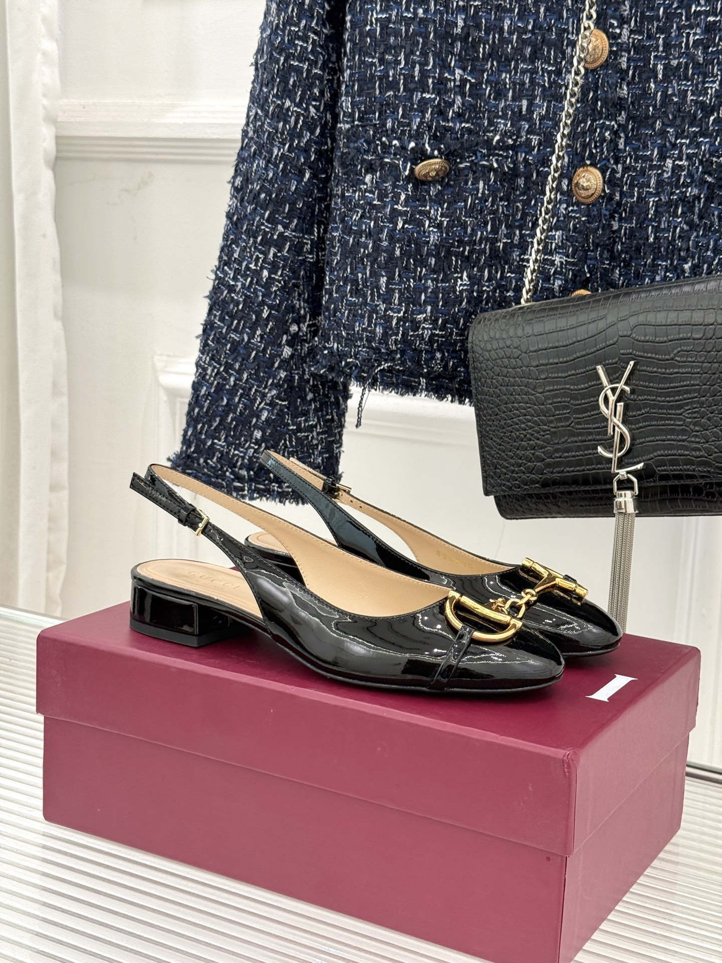 Gucci/古驰25WF新品大小马衔扣粗跟后空凉鞋当Gucci标志性的马衔扣穿越时空这款以“大小叠缀”的